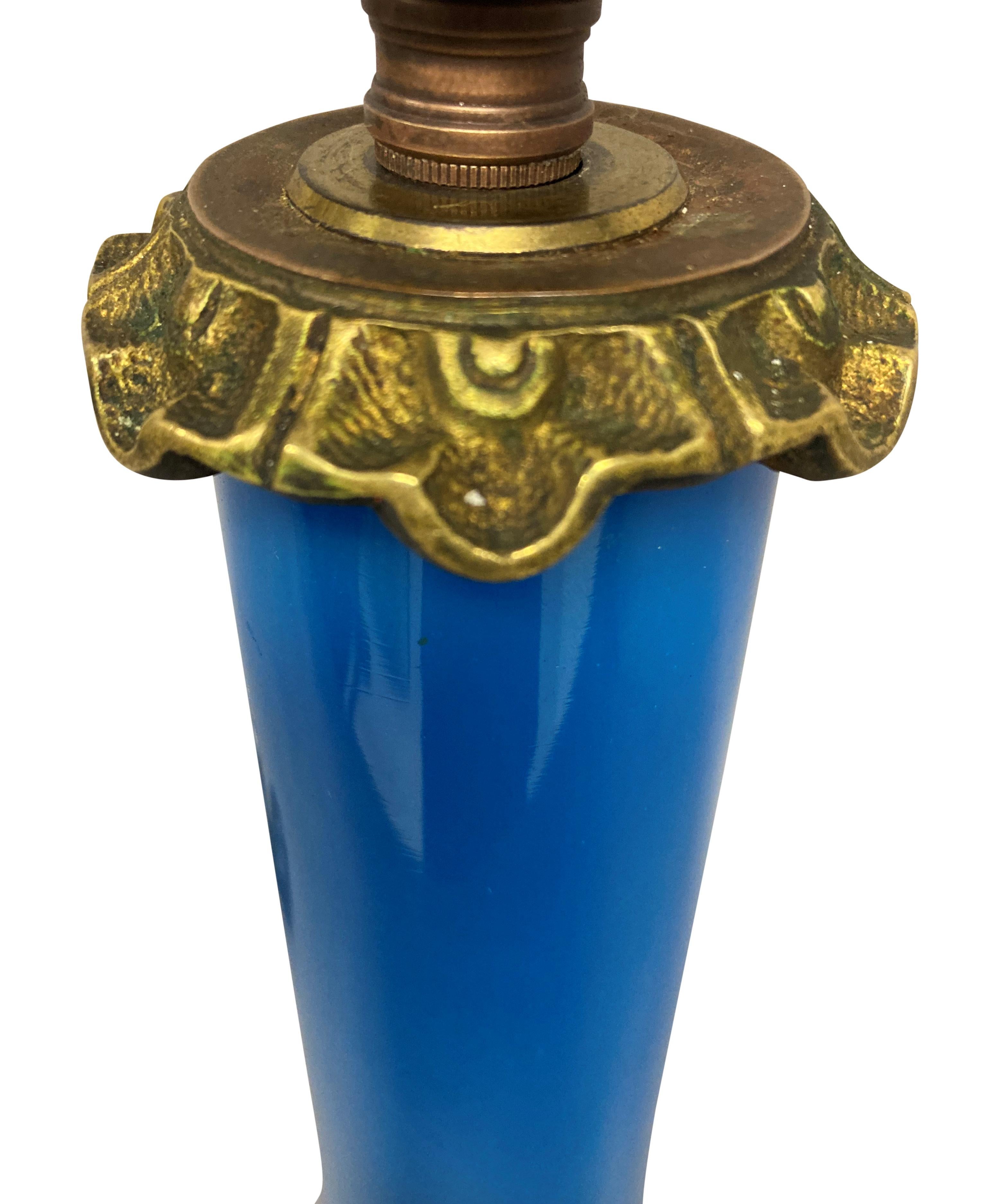 Français Lampe française en verre bleu de la fin du XIXe siècle