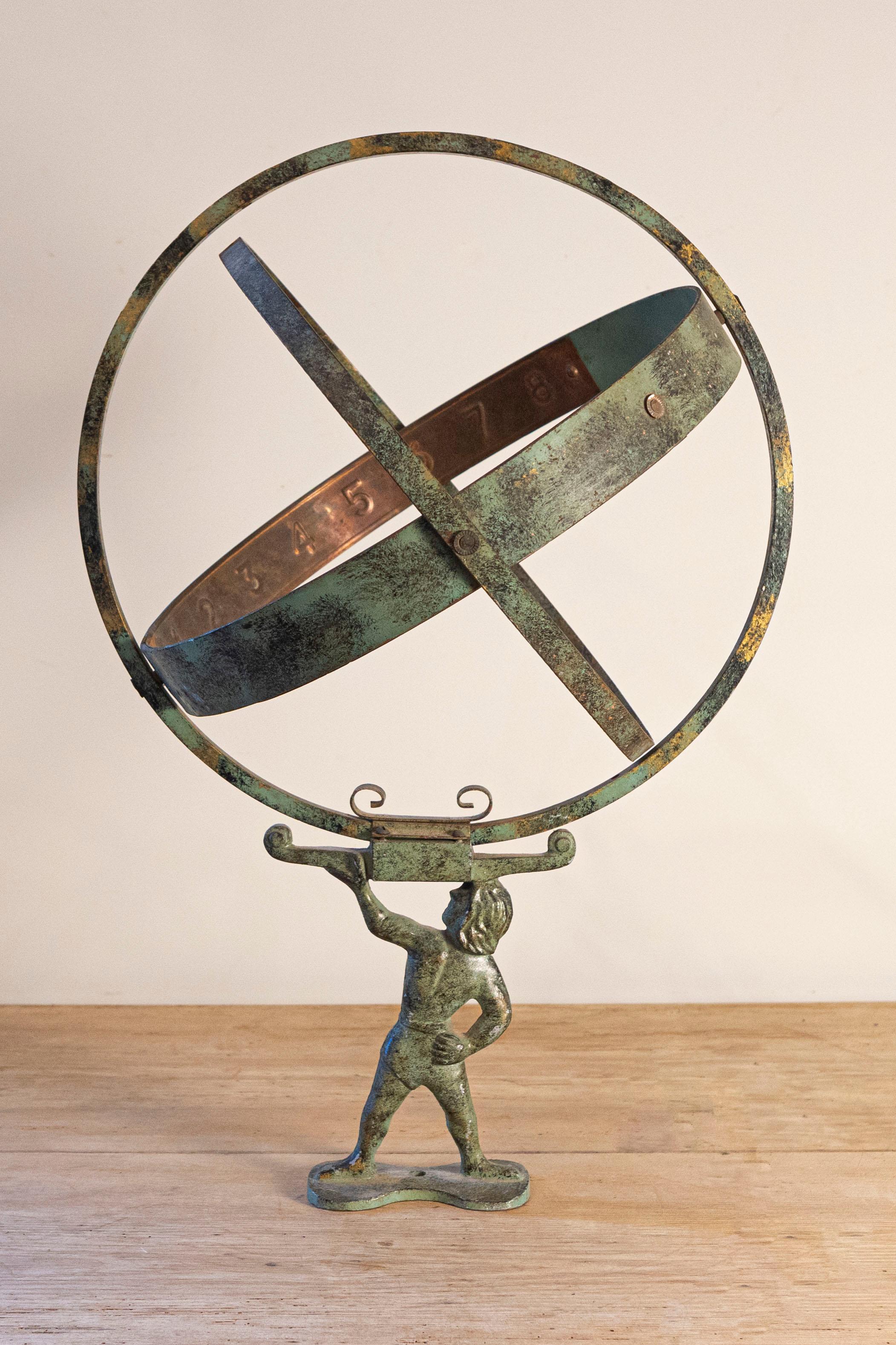 Sphère armillaire en bronze français représentant Atlas portant le monde, datant de la fin du XIXe siècle, avec une patine vert-de-gris. Créée en France dans le dernier quart du XIXe siècle, cette sphère armillaire en bronze présente un thème