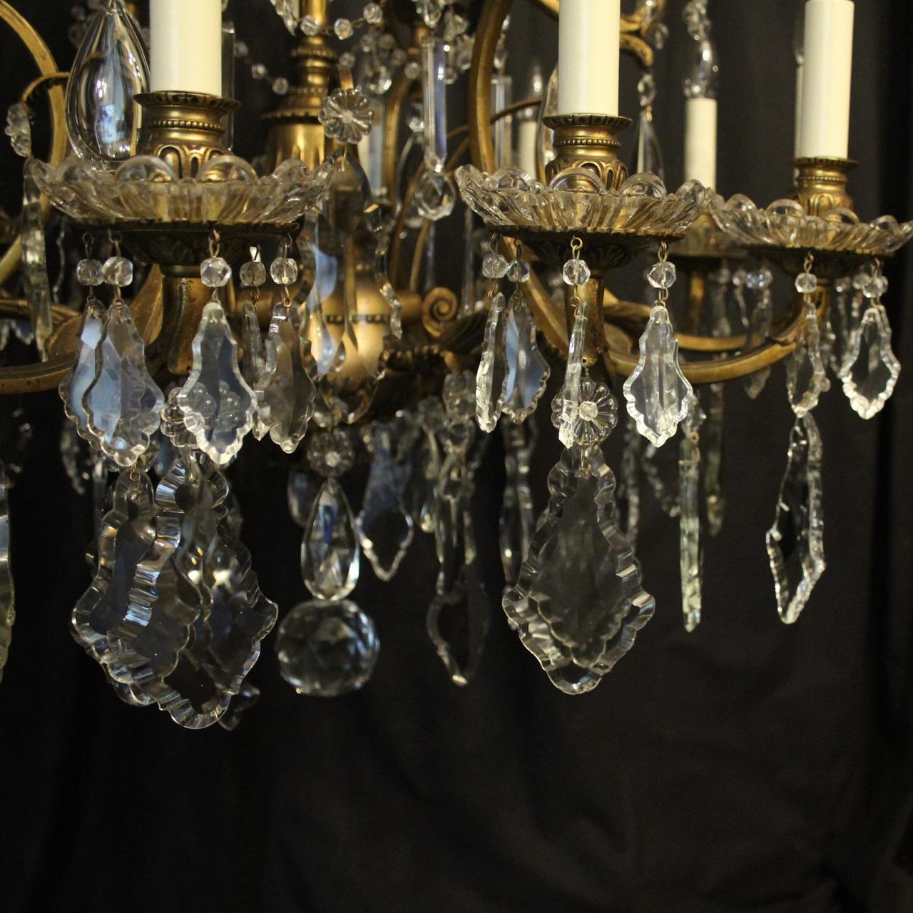 French Late 19th Century Bronze and Crystal 18-Light Chandelier (Barock) im Angebot