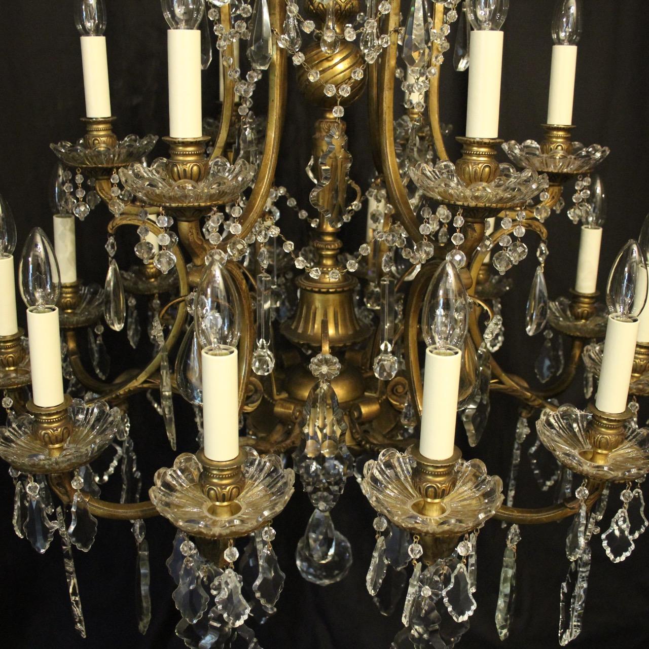 French Late 19th Century Bronze and Crystal 18-Light Chandelier im Zustand „Gut“ im Angebot in Chester, GB