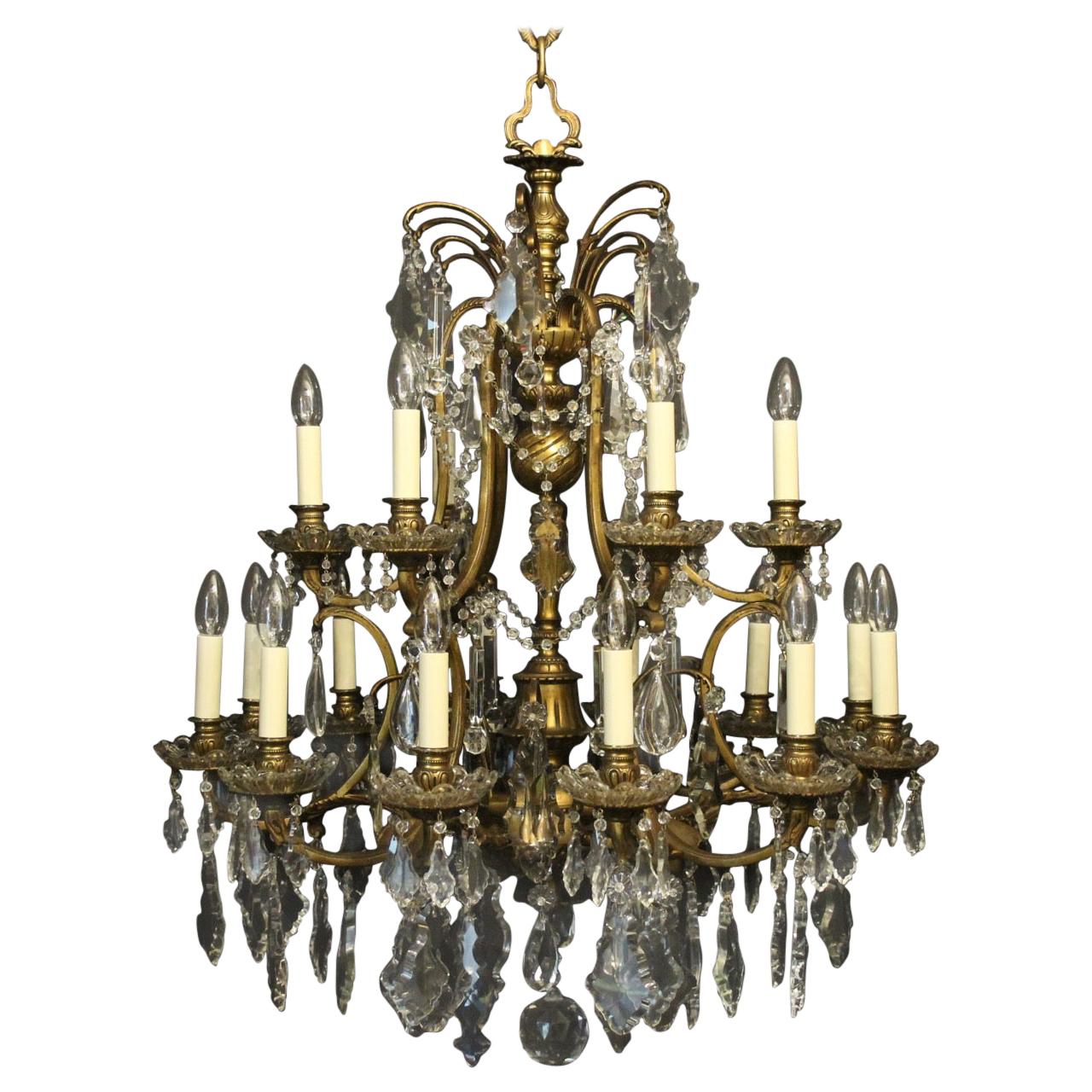 French Late 19th Century Bronze and Crystal 18-Light Chandelier im Angebot