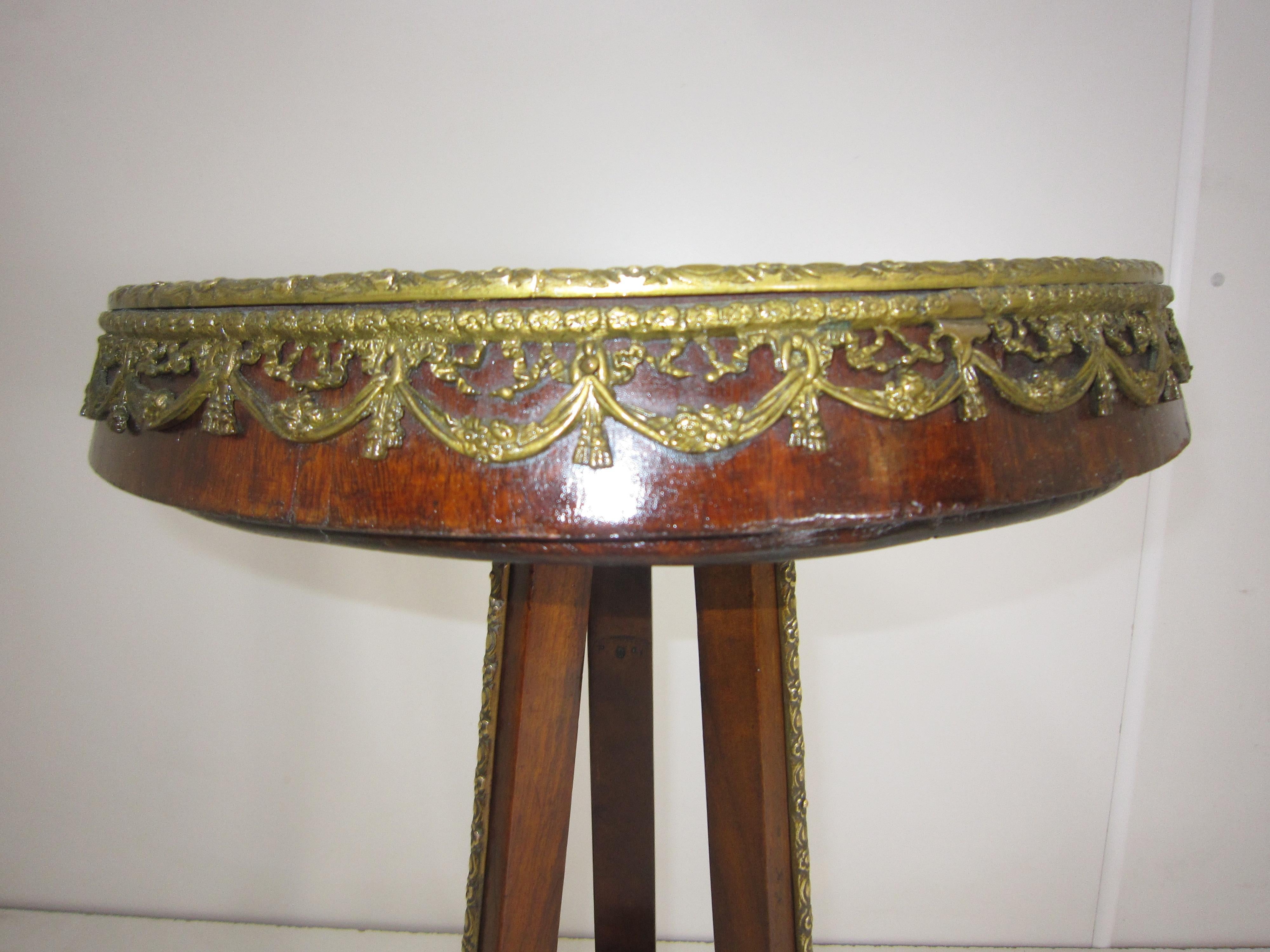 Piédestal / table / support de jardin français de la fin du 19ème siècle monté sur bronze en vente 9