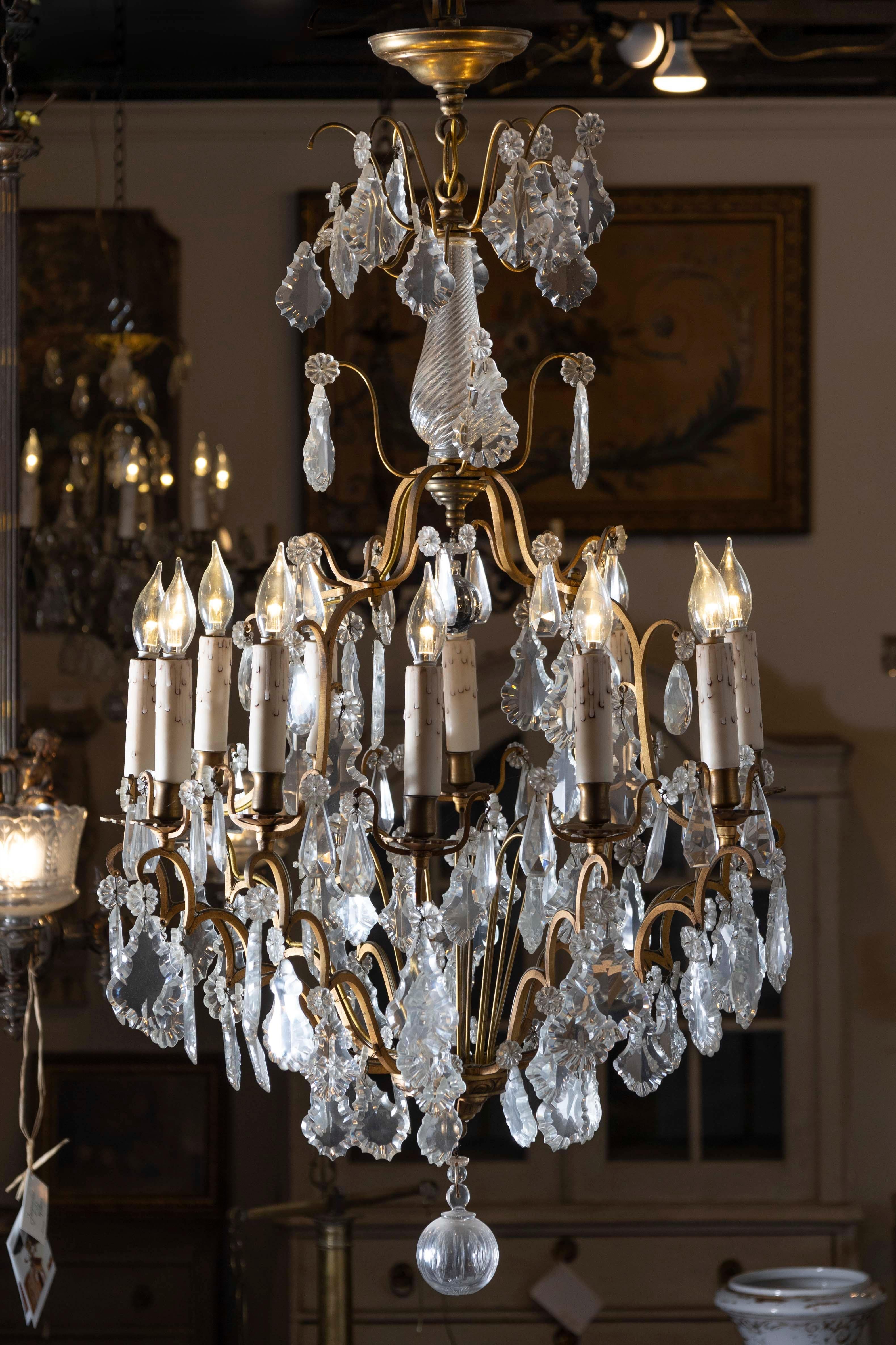 French Late 19th Century Crystal 12-Light Chandelier with Brass Armature For Sale 1