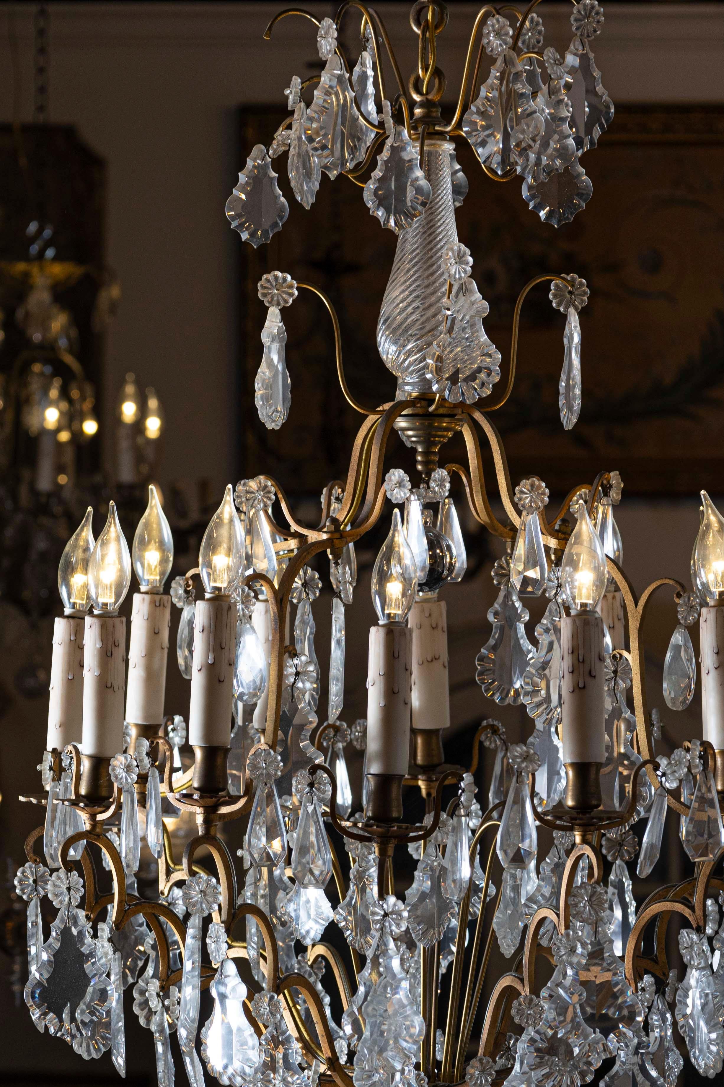 French Late 19th Century Crystal 12-Light Chandelier with Brass Armature For Sale 2