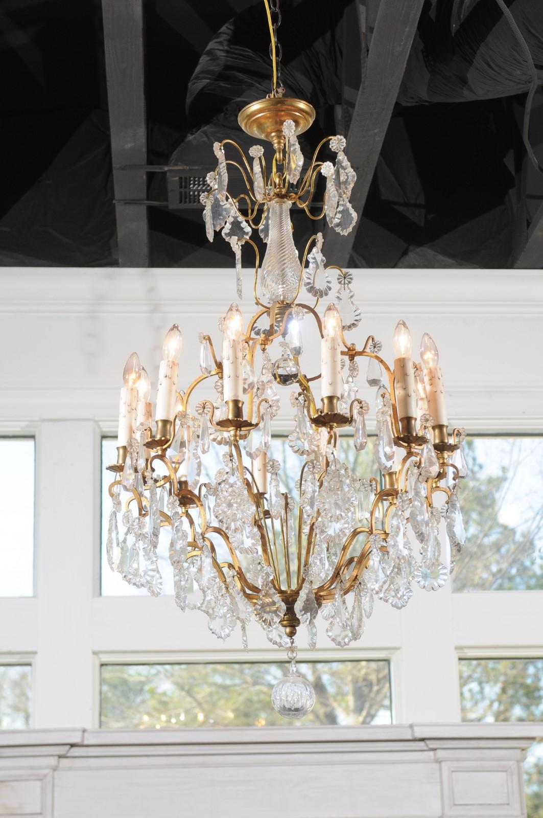 French Late 19th Century Crystal 12-Light Chandelier with Brass Armature For Sale 3
