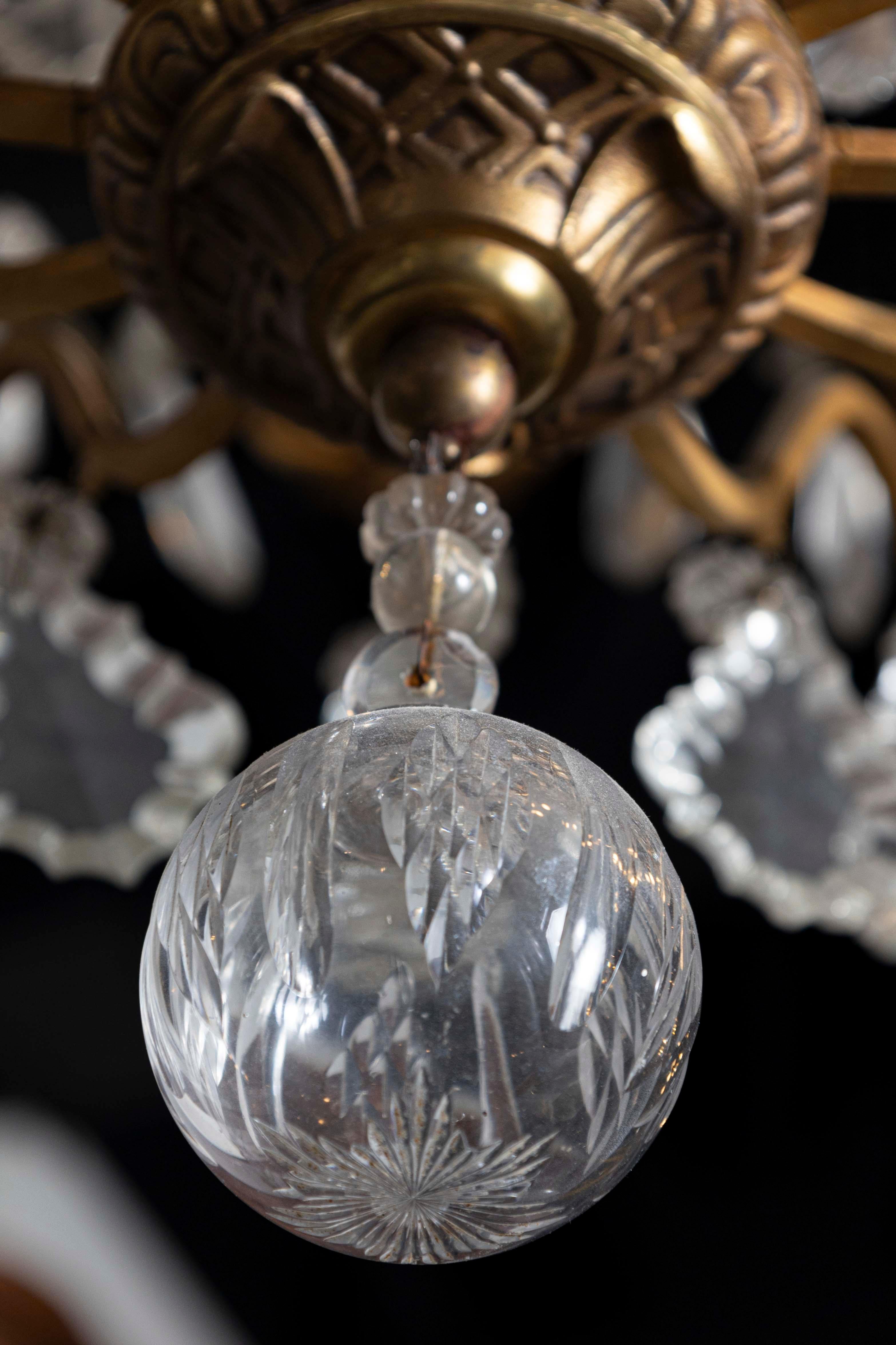 French Late 19th Century Crystal 12-Light Chandelier with Brass Armature For Sale 3
