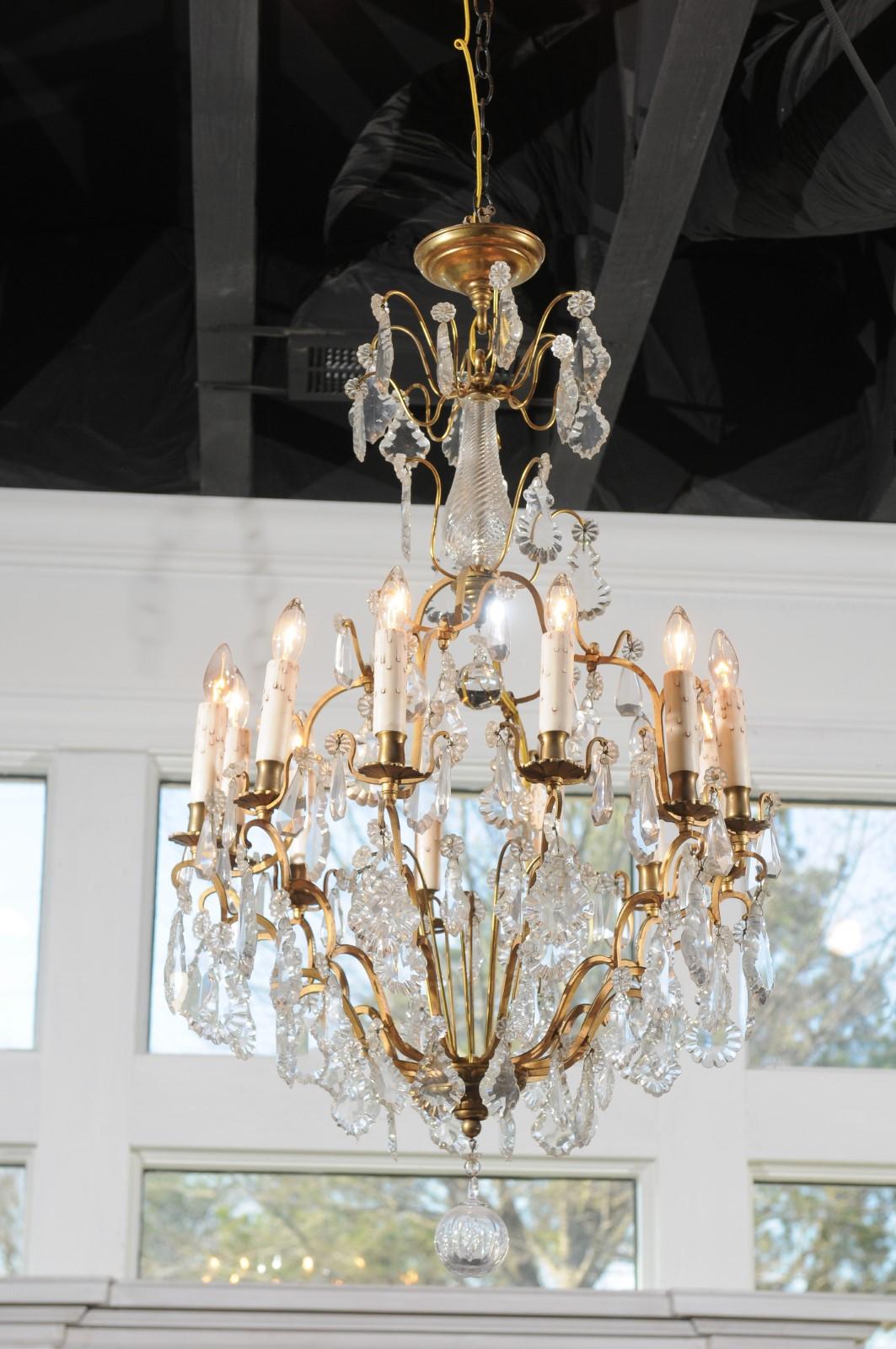 French Late 19th Century Crystal 12-Light Chandelier with Brass Armature For Sale 4
