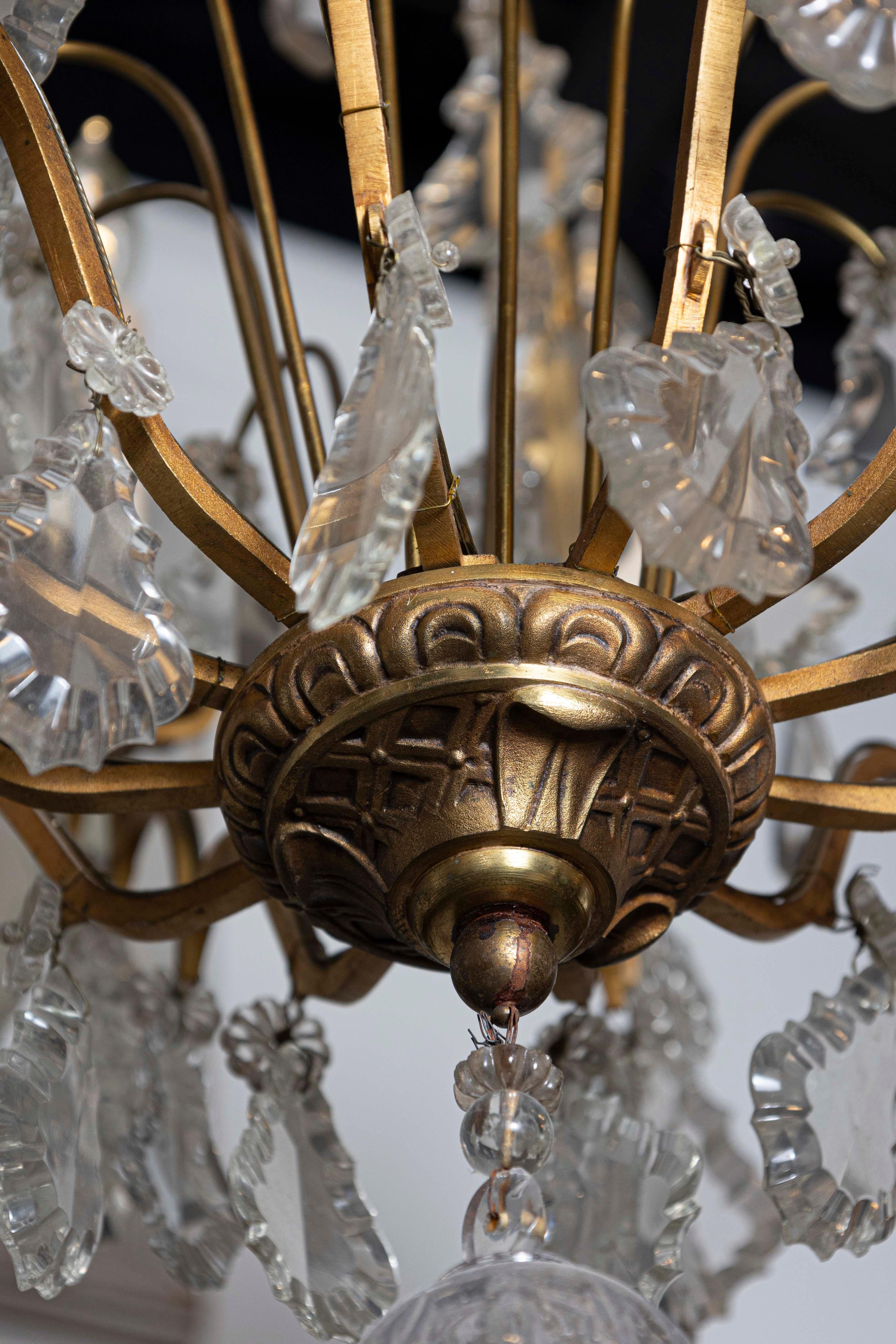 French Late 19th Century Crystal 12-Light Chandelier with Brass Armature For Sale 4