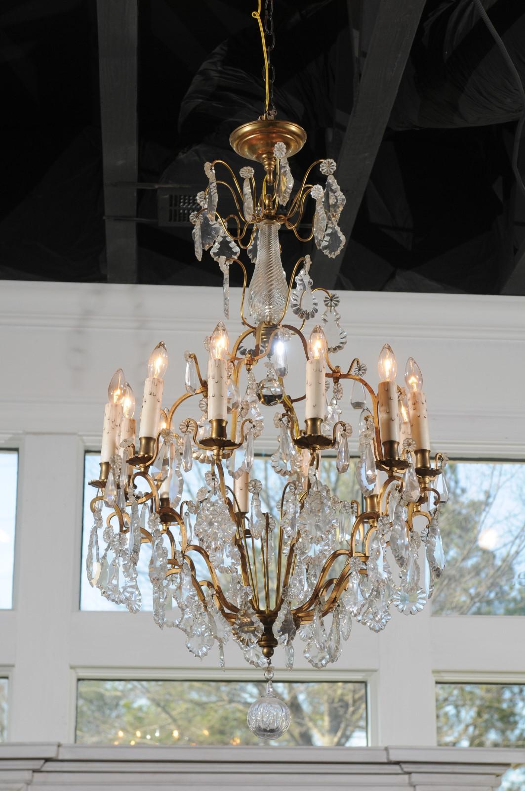French Late 19th Century Crystal 12-Light Chandelier with Brass Armature For Sale 5