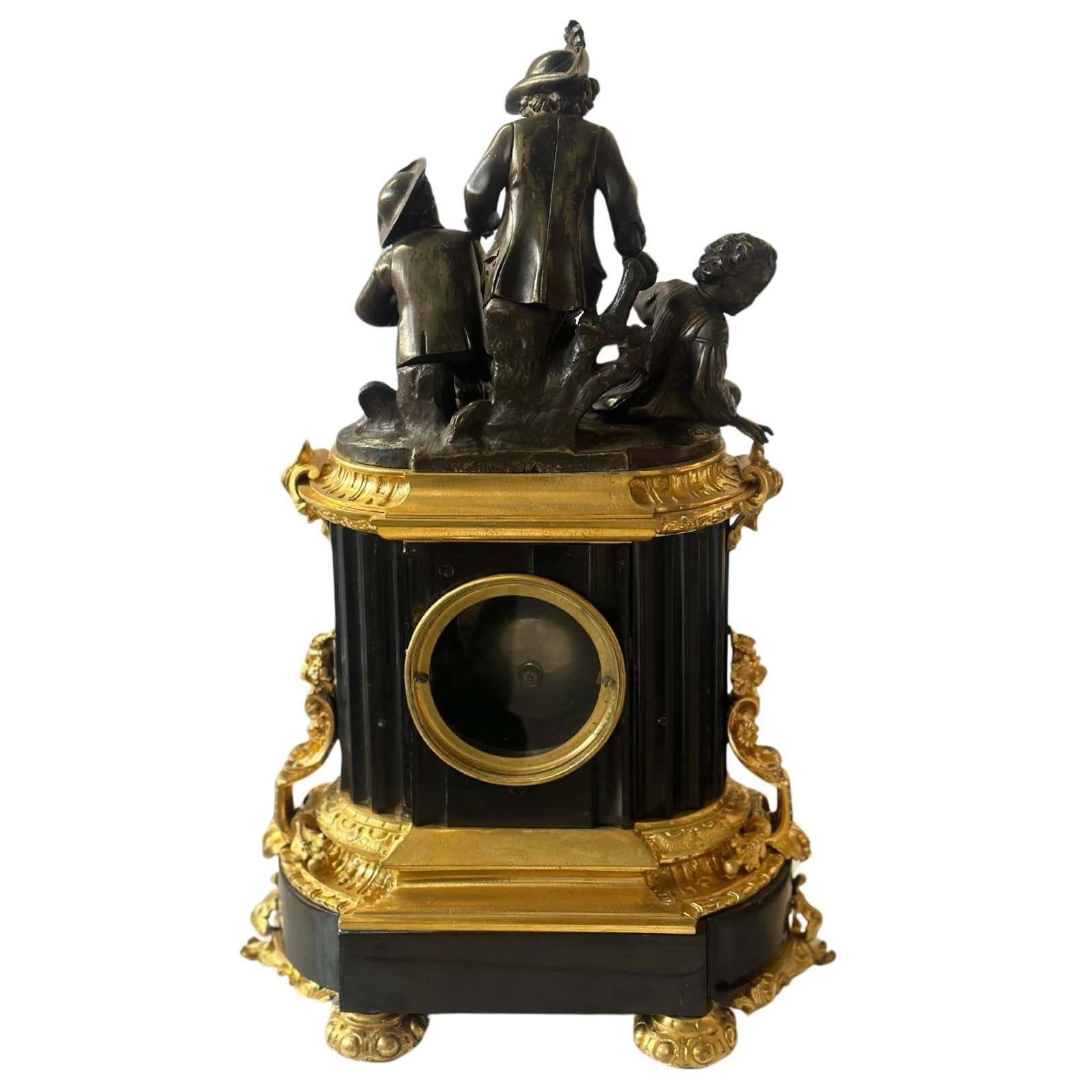 Pendule sculpturale en bronze patiné et d'or de F. Dumouchel, soutenue par une base en marbre noir. Fabriqué à la fin du XIXe siècle ; décoré de motifs feuillagés sur tout le pourtour et d'une représentation de trois enfants sur le