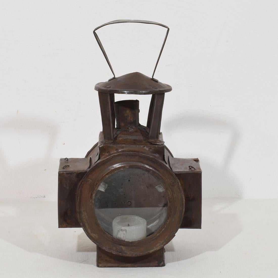 Très belle lanterne en métal dans une forme que je n'avais jamais vue auparavant.  France, vers 1890-1920. Usé 
H:33cm  L:19,5cm P:16cm 