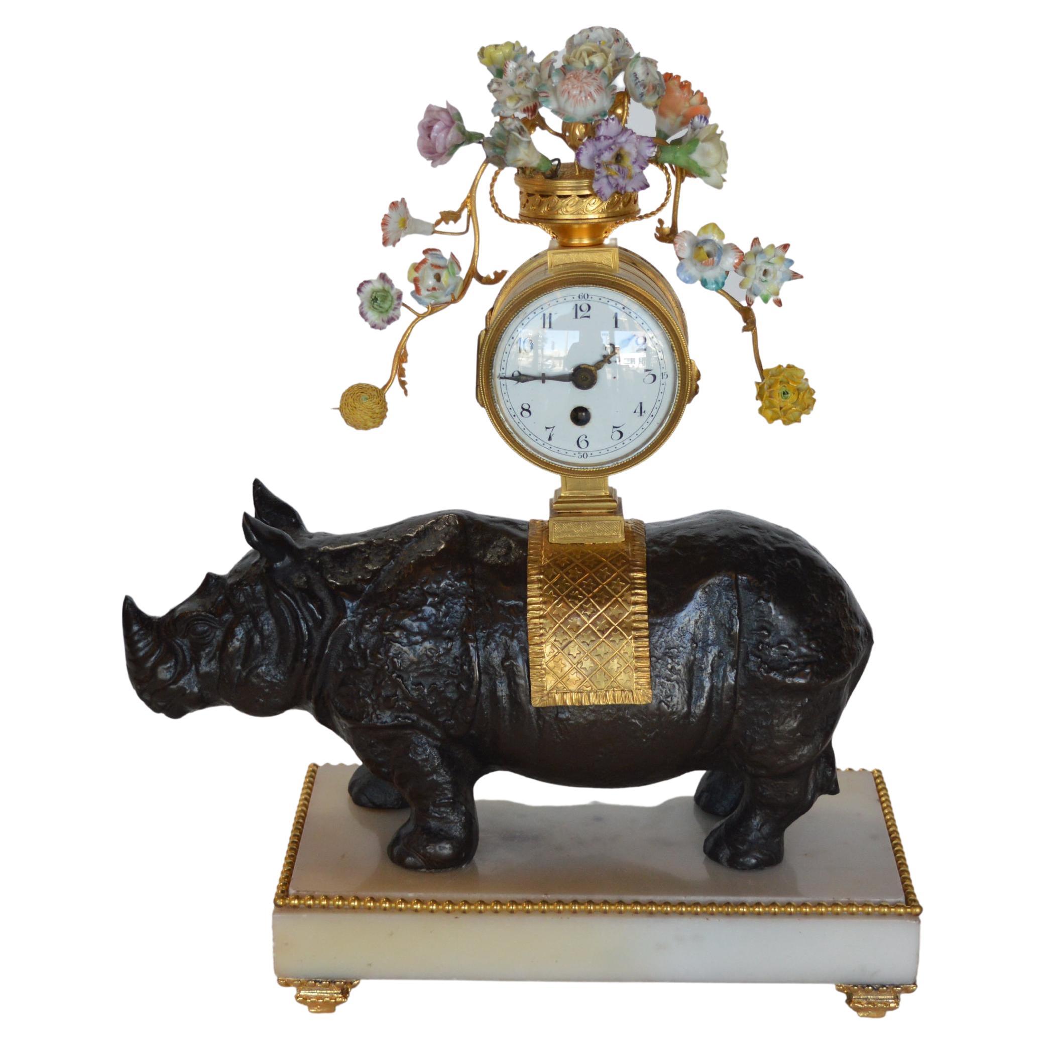 Horloge rhinocéros française de la fin du XIXe siècle en bronze doré et patine foncée