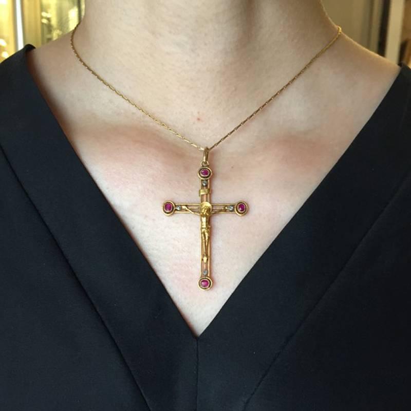 French Late 19th Century Gold and Ruby Cross In Excellent Condition In Paris, FR