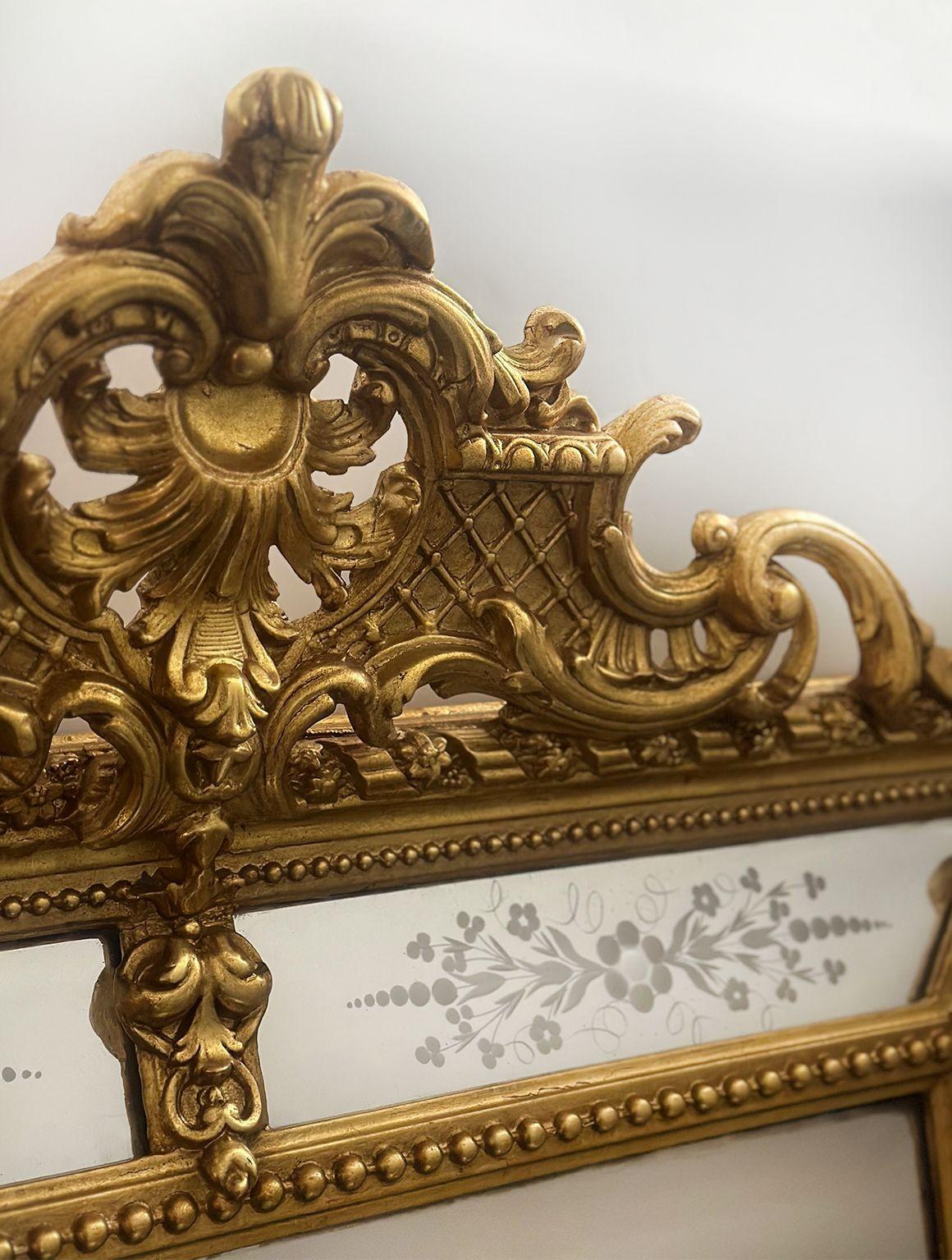 French Late 19th Century Hand-Carved Gilt Mirror w/ Etched Glass In Distressed Condition For Sale In Los Angeles, CA
