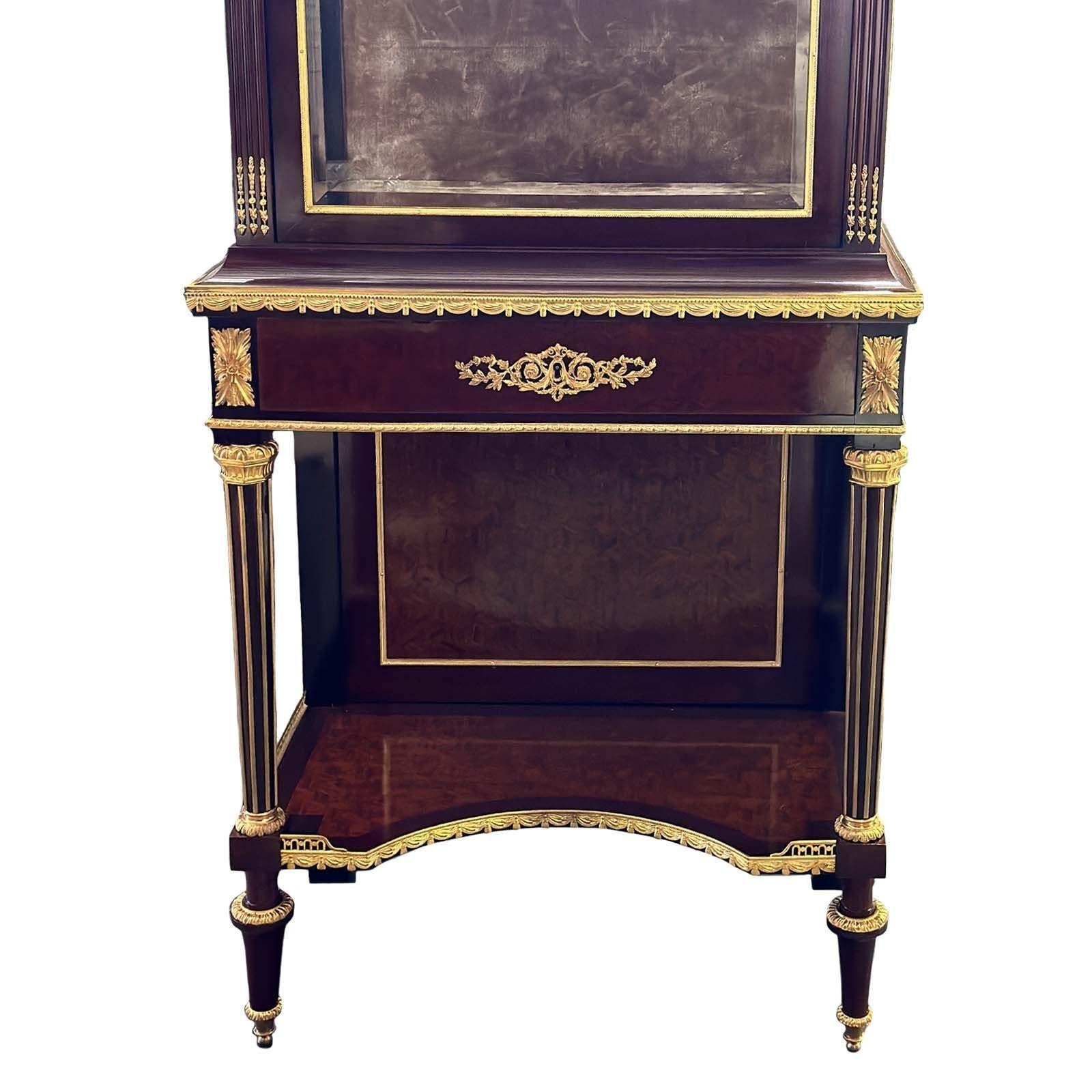 Magnificent French wooden Linke style vitrine with quality gilt bronze mounts and beveled glass. The interior is covered with velvet fabric, and the vitrine includes a key.
Dimensions:
80.5