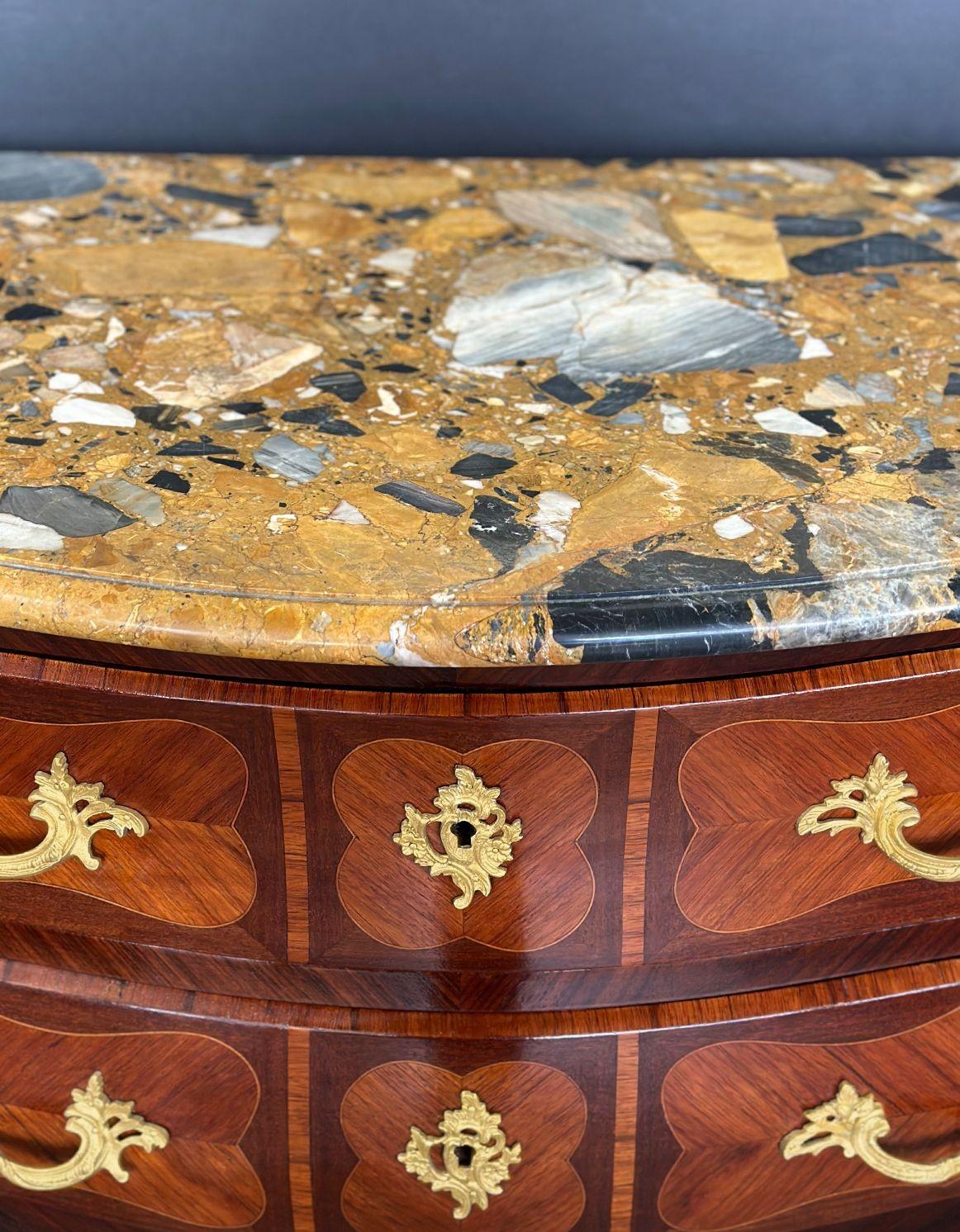 Elegante commode in legno di re e palissandro Luigi XV Bombé realizzato in Francia alla fine del XIX secolo, con piano in marmo di Breche d'Alep e due cassetti con maniglie e decorazioni in bronzo. Il pezzo presenta un bellissimo parquet in ogni