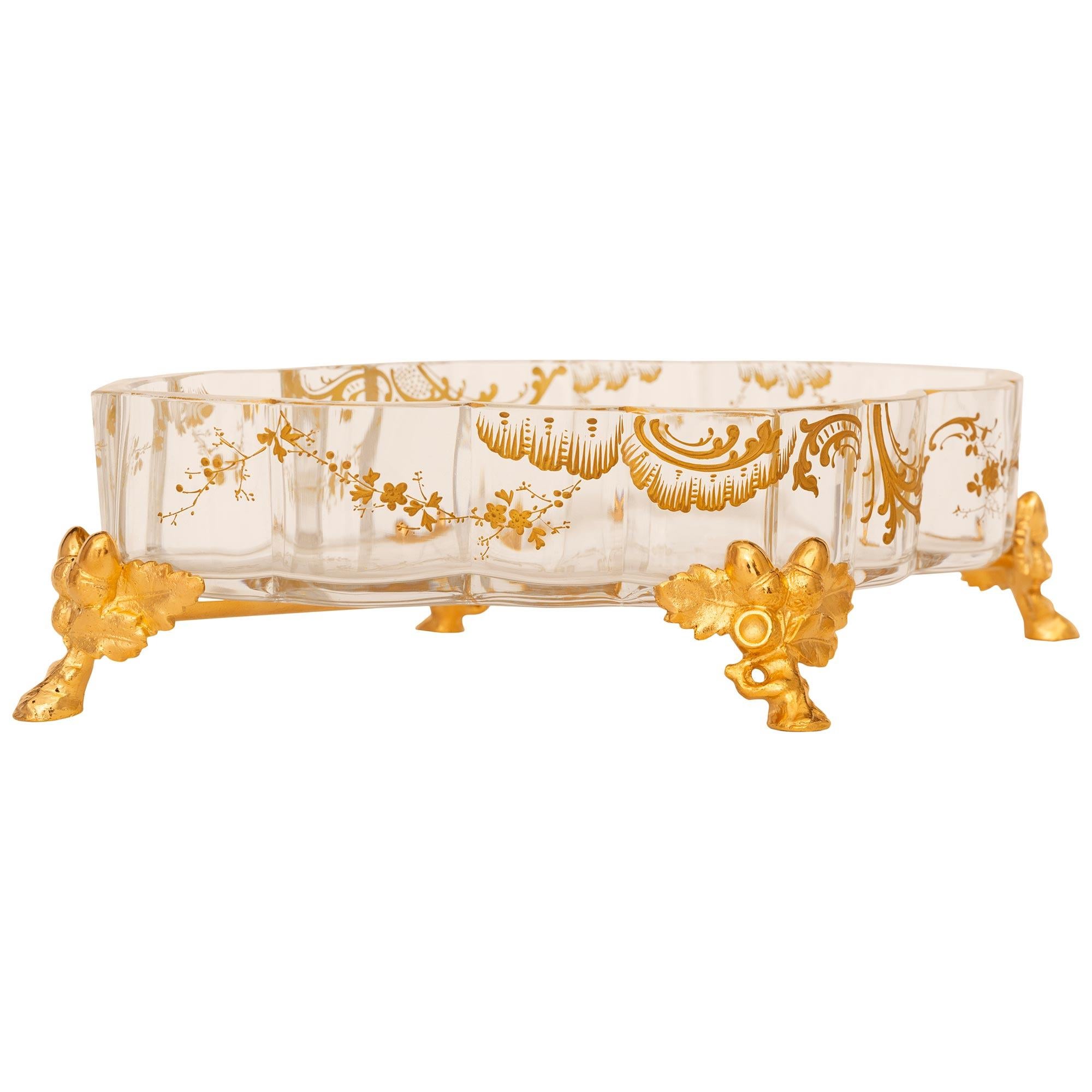 Französischer Tafelaufsatz aus St. Baccarat-Kristall und Goldbronze im Stil Louis XV. des späten 19. Jahrhunderts im Zustand „Gut“ im Angebot in West Palm Beach, FL