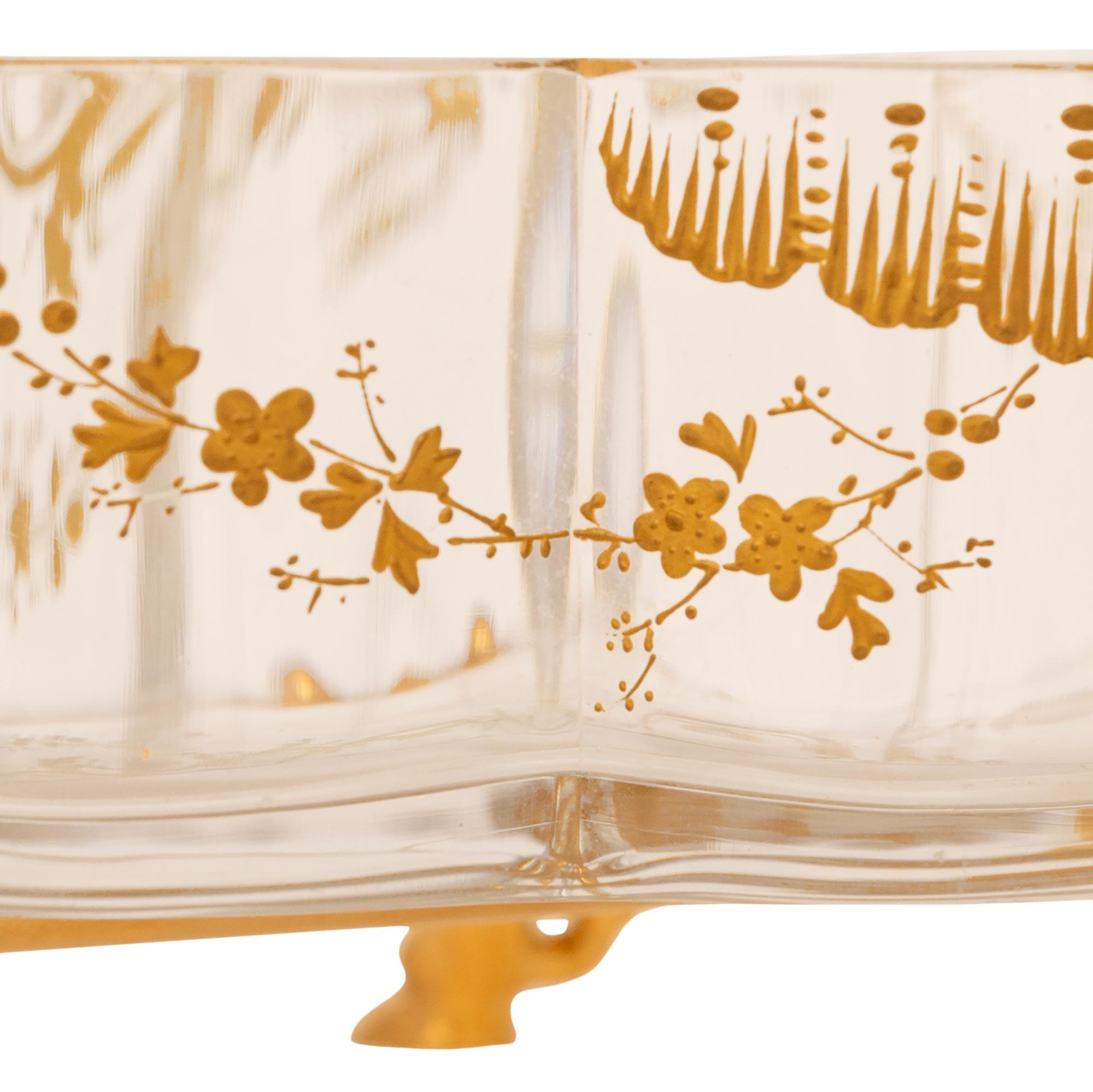 Französischer Tafelaufsatz aus St. Baccarat-Kristall und Goldbronze im Stil Louis XV. des späten 19. Jahrhunderts im Angebot 3