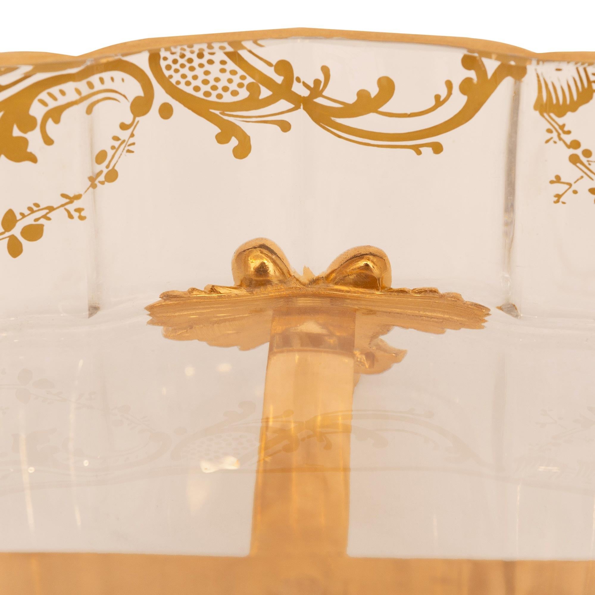 Französischer Tafelaufsatz aus St. Baccarat-Kristall und Goldbronze im Stil Louis XV. des späten 19. Jahrhunderts im Angebot 4