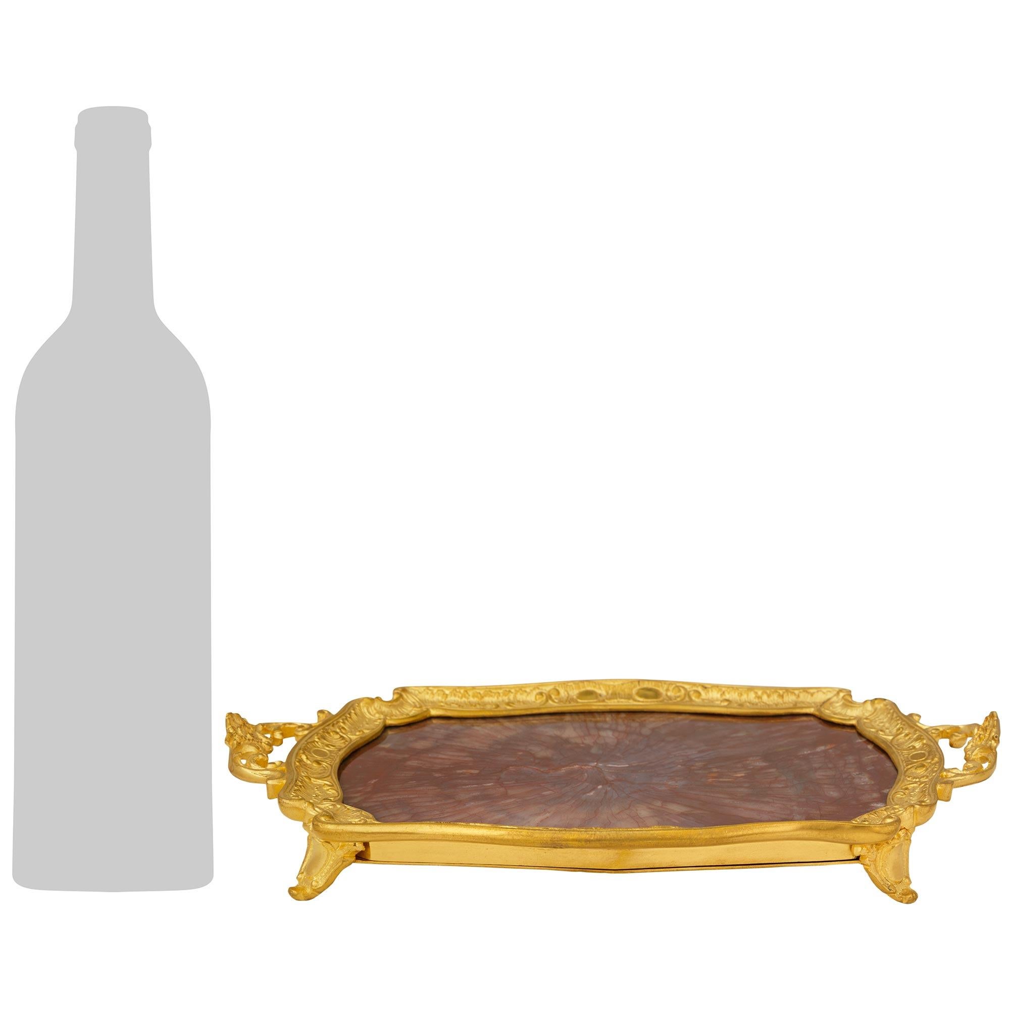 Un élégant et très décoratif plateau/plateau français de la fin du 19e siècle, de style Louis XV, en bronze doré et agate. Ce magnifique plateau de présentation à pied présente toute la dorure d'origine et est surélevé par quatre supports en bronze