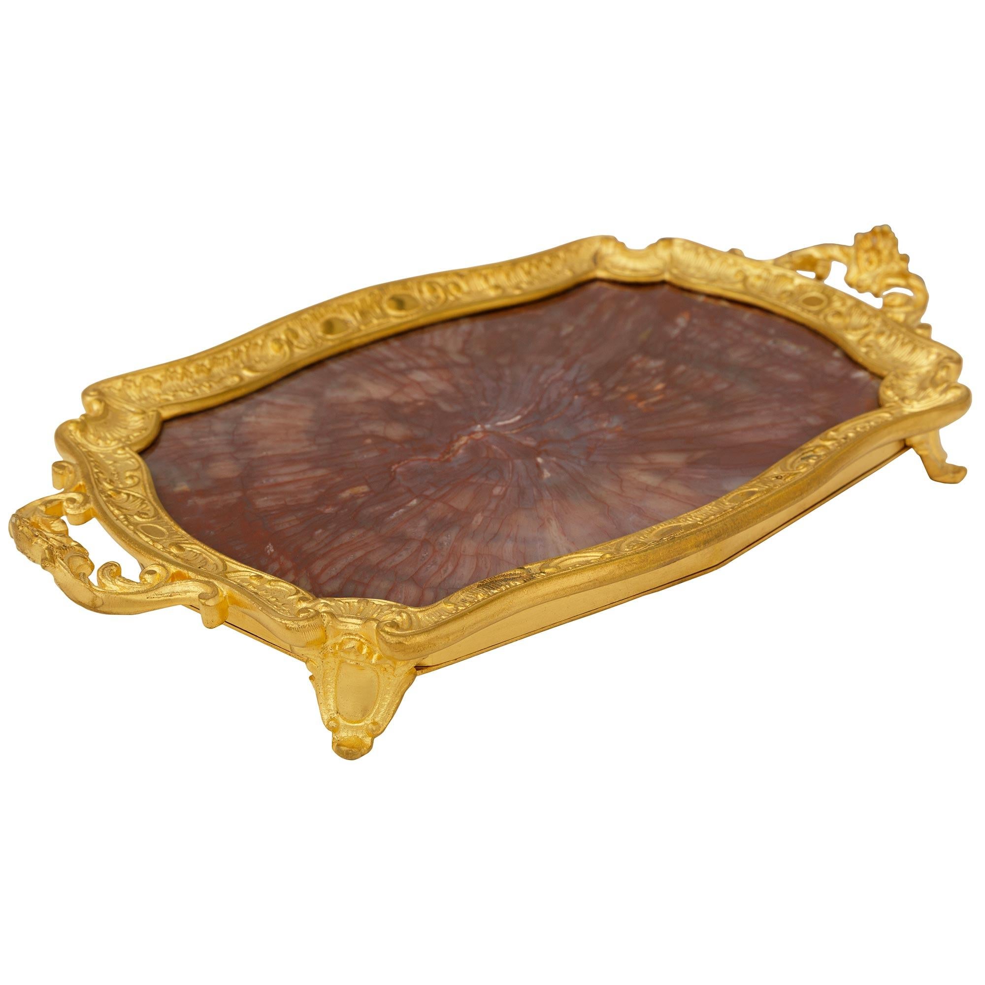 Français Plateau/plateau français de la fin du 19e siècle de style Louis XV en bronze doré et agate en vente