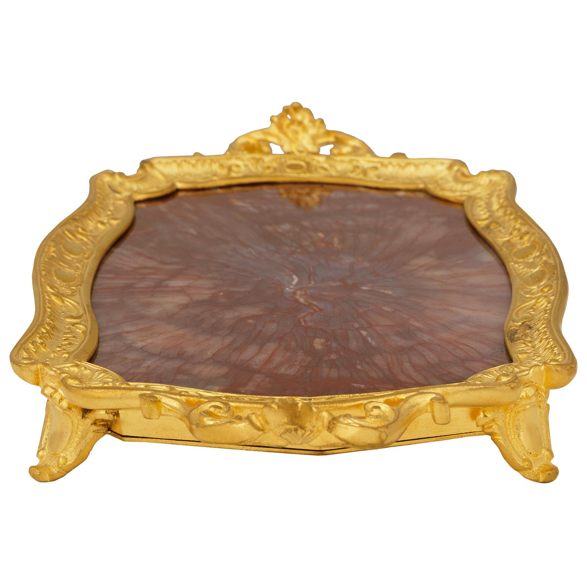 Plateau/plateau français de la fin du 19e si�ècle de style Louis XV en bronze doré et agate Bon état - En vente à West Palm Beach, FL
