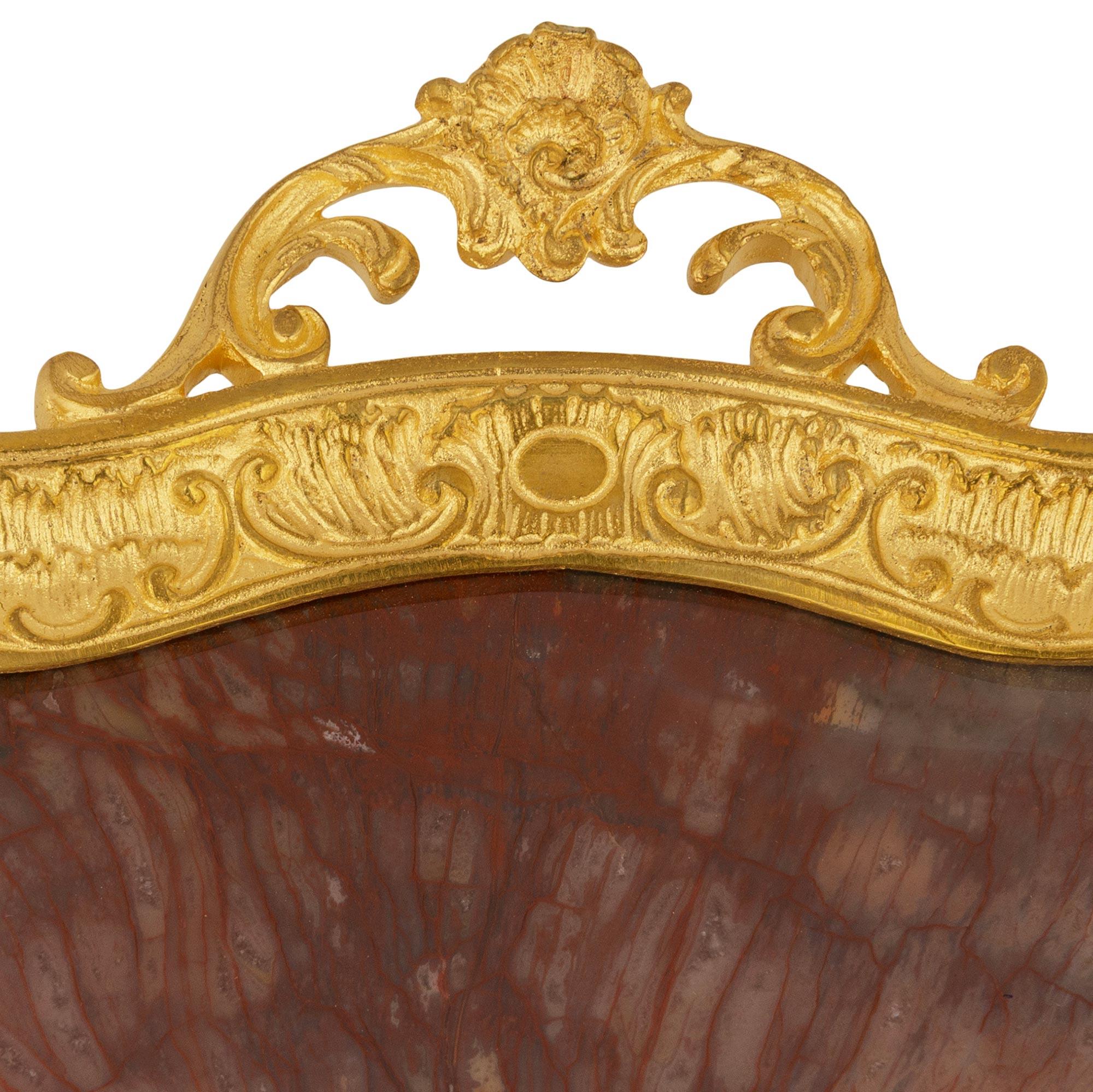 Agate Plateau/plateau français de la fin du 19e siècle de style Louis XV en bronze doré et agate en vente