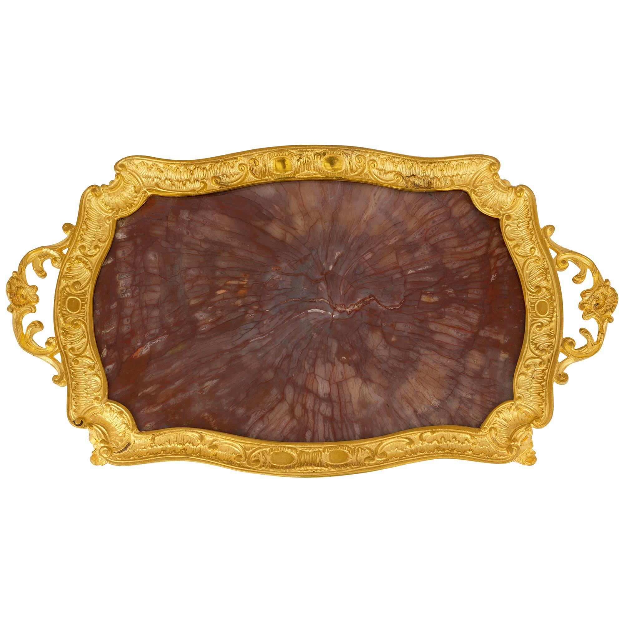 Plateau/plateau français de la fin du 19e siècle de style Louis XV en bronze doré et agate en vente 1