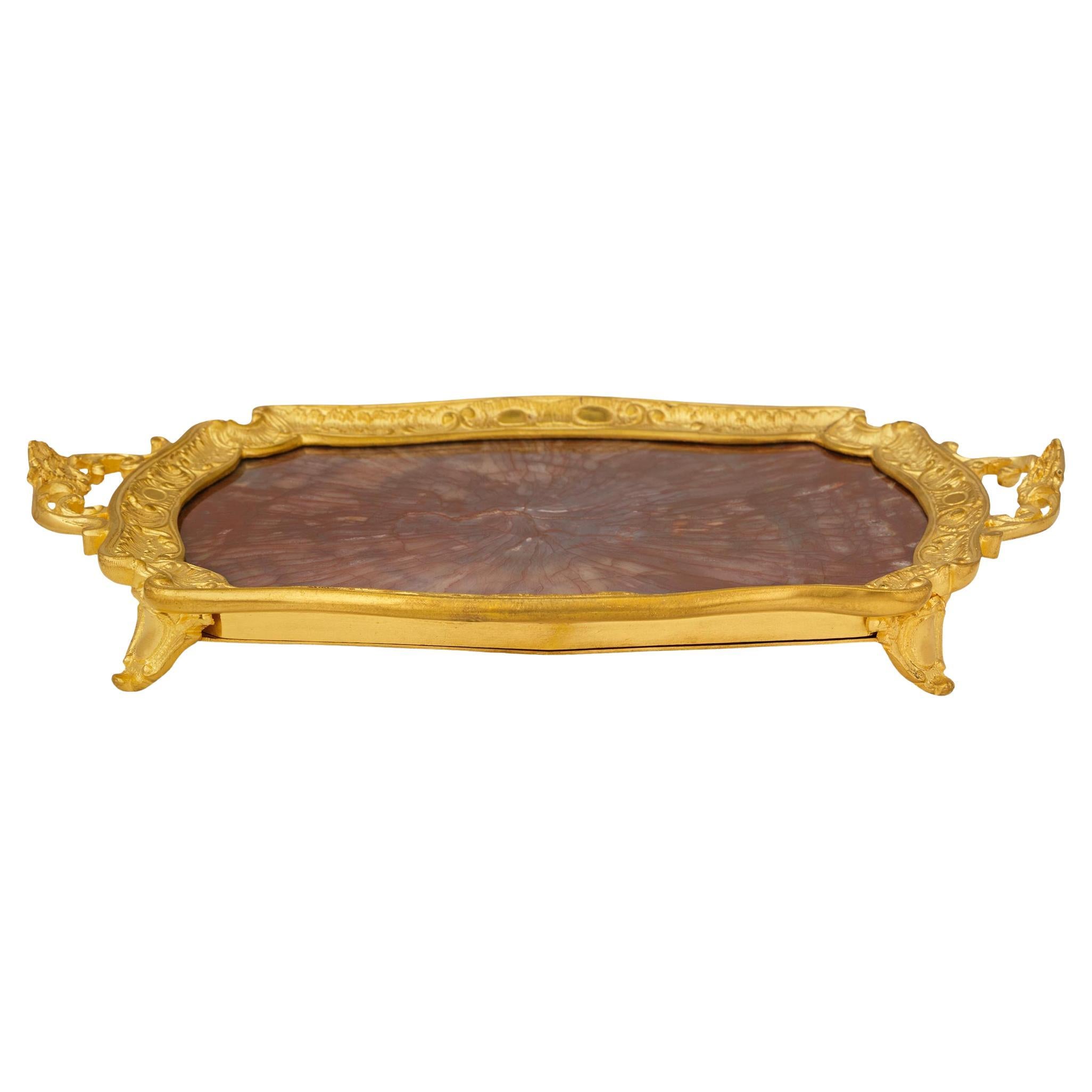 Plateau/plateau français de la fin du 19e siècle de style Louis XV en bronze doré et agate en vente
