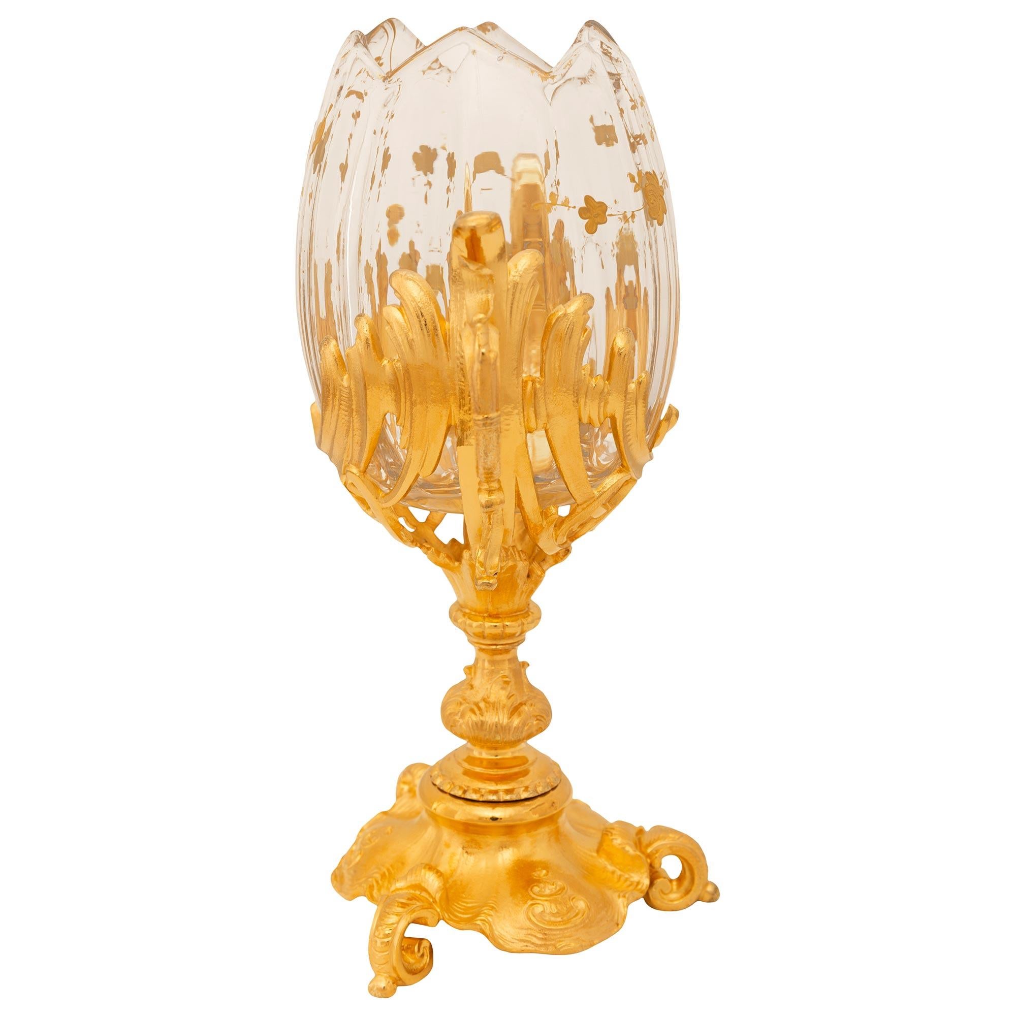 Francese Vaso francese della fine del XIX secolo in stile Luigi XV in ormolu e cristallo di Baccarat in vendita
