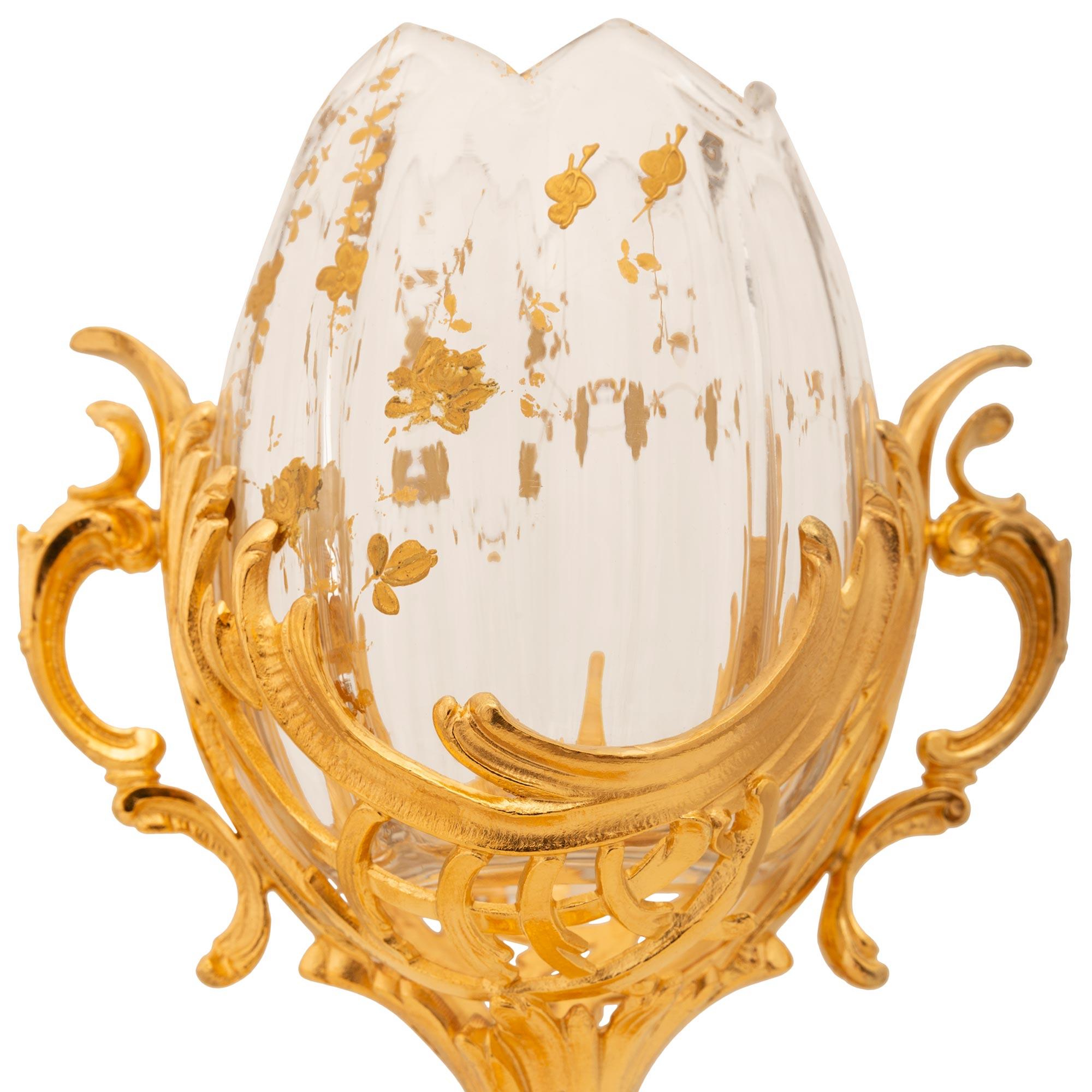 Vaso francese della fine del XIX secolo in stile Luigi XV in ormolu e cristallo di Baccarat In condizioni buone in vendita a West Palm Beach, FL