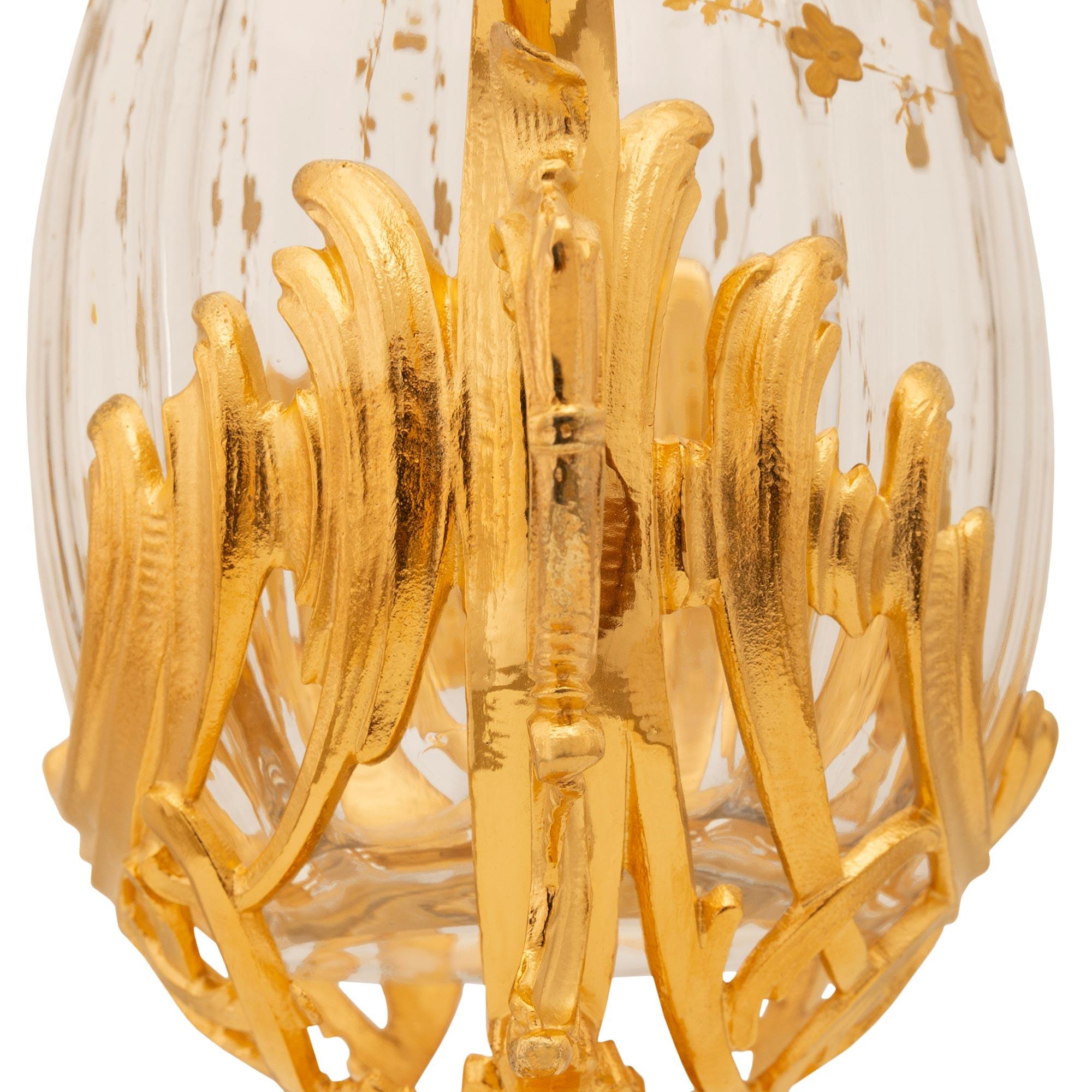 Cristallo Vaso francese della fine del XIX secolo in stile Luigi XV in ormolu e cristallo di Baccarat in vendita