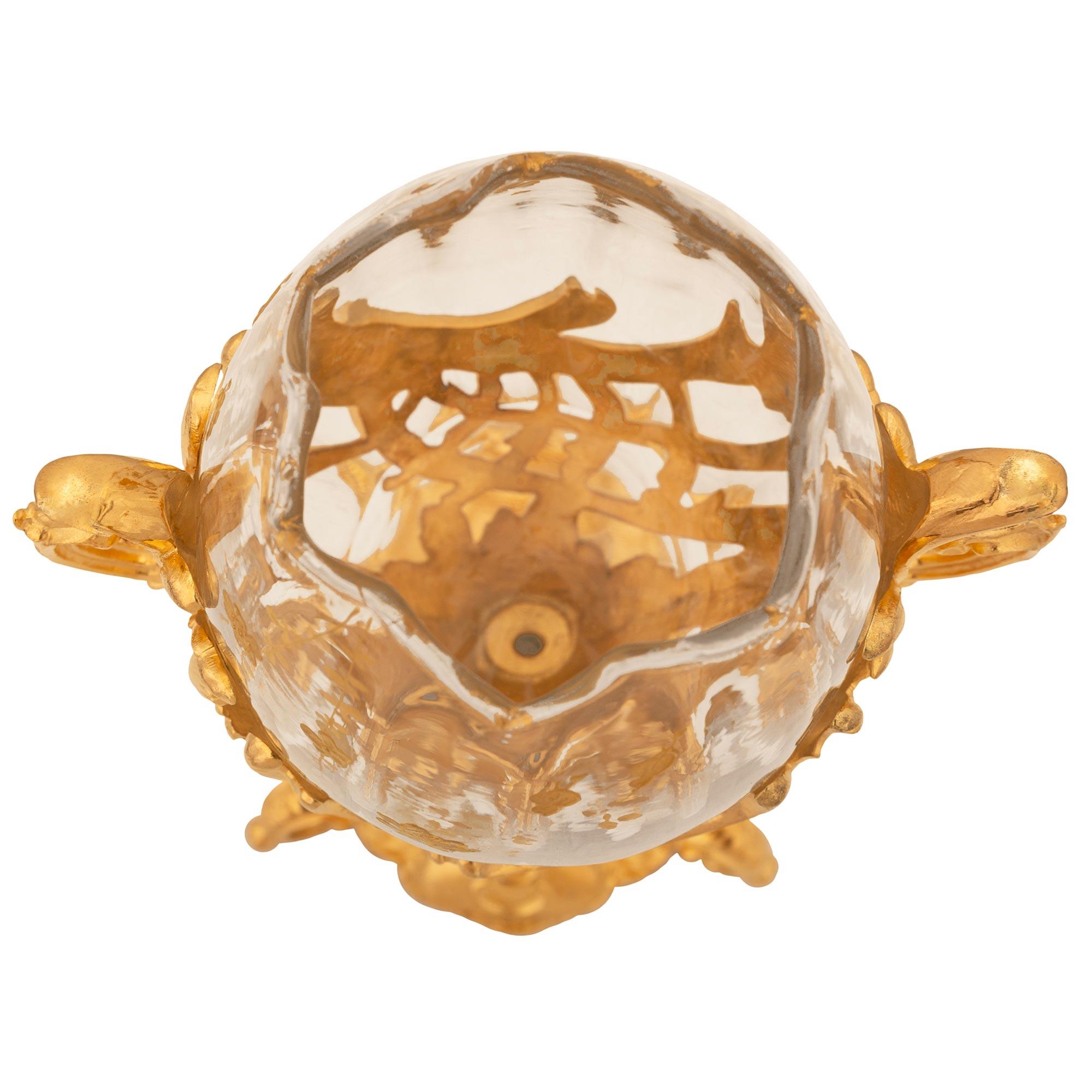 Vaso francese della fine del XIX secolo in stile Luigi XV in ormolu e cristallo di Baccarat in vendita 2