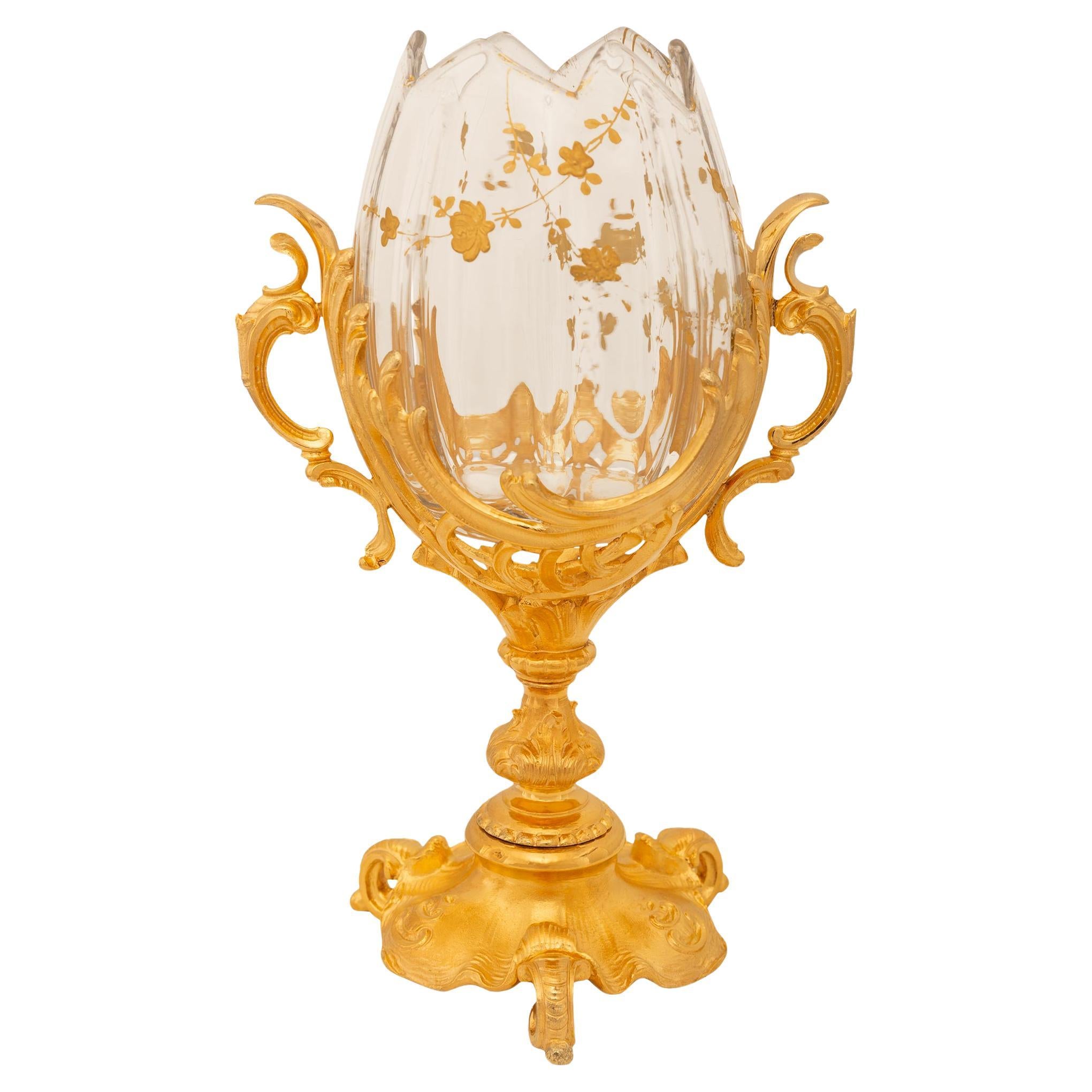 Vaso francese della fine del XIX secolo in stile Luigi XV in ormolu e cristallo di Baccarat in vendita