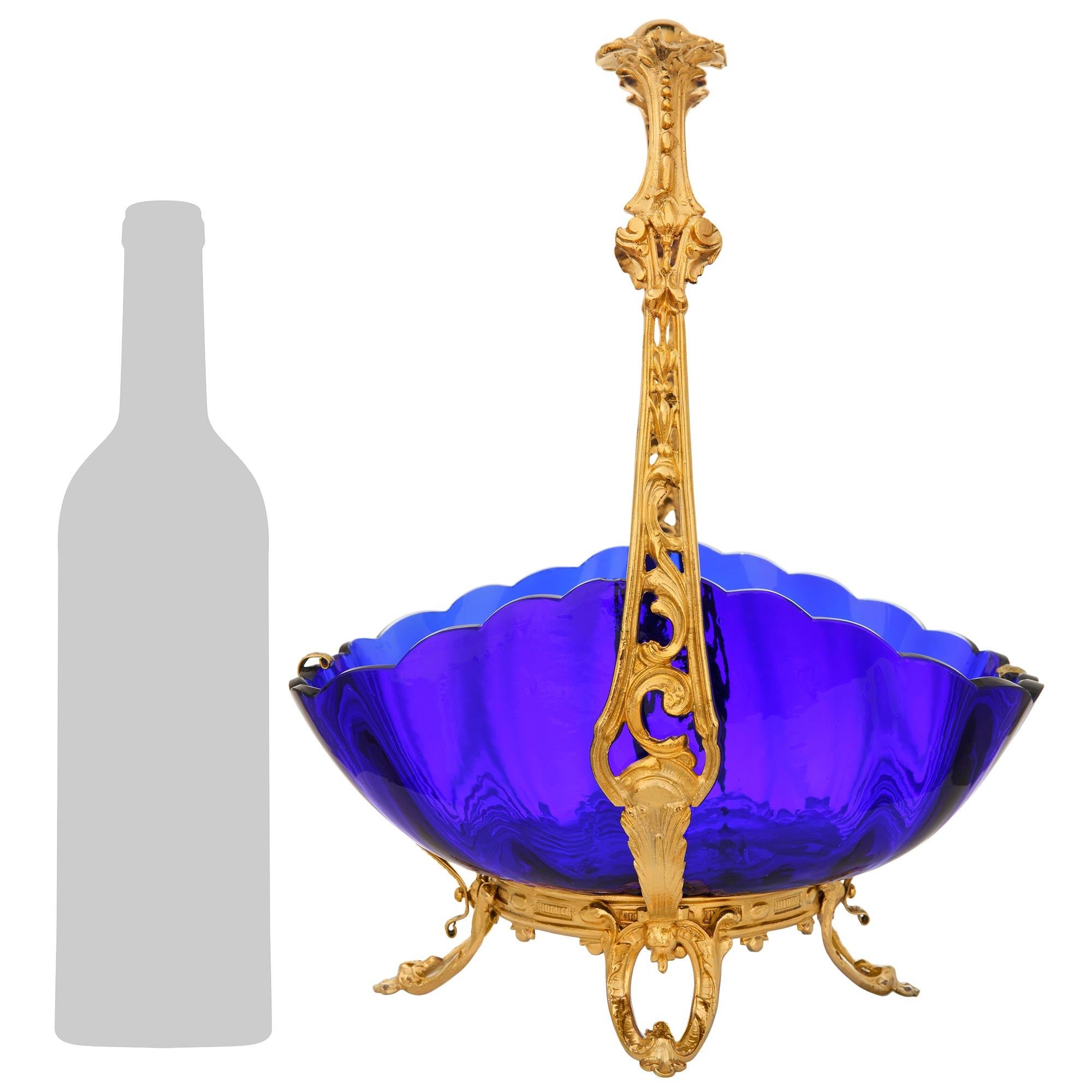 Atractivo y muy decorativo centro de mesa francés de finales del siglo XIX, de estilo Luis XV, de ormolu y cristal. Este impresionante centro de mesa en forma de panier o cesta se eleva sobre una base circular de Ormolu perforada, apoyada sobre