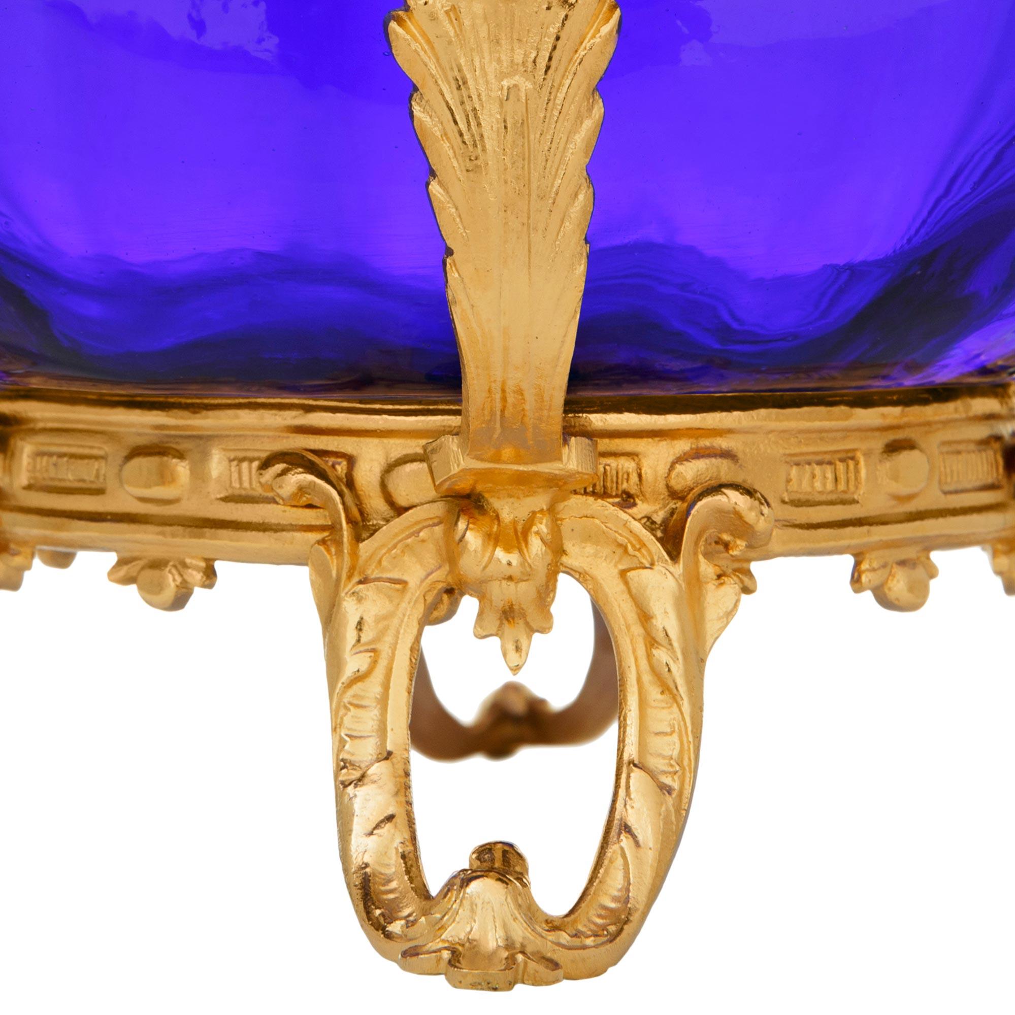 Centro de mesa francés de finales del siglo XIX, estilo Luis XV, de ormolu y cristal en venta 2