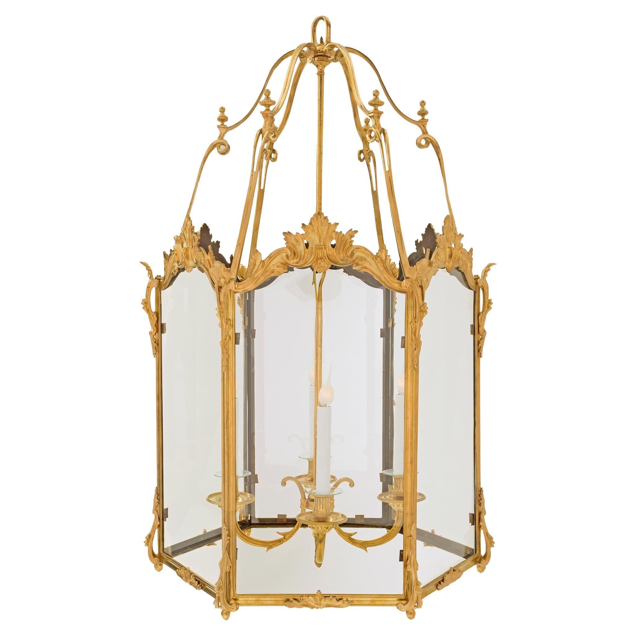 Lanterne française de la fin du 19e siècle, de style Louis XV, en bronze doré et verre.