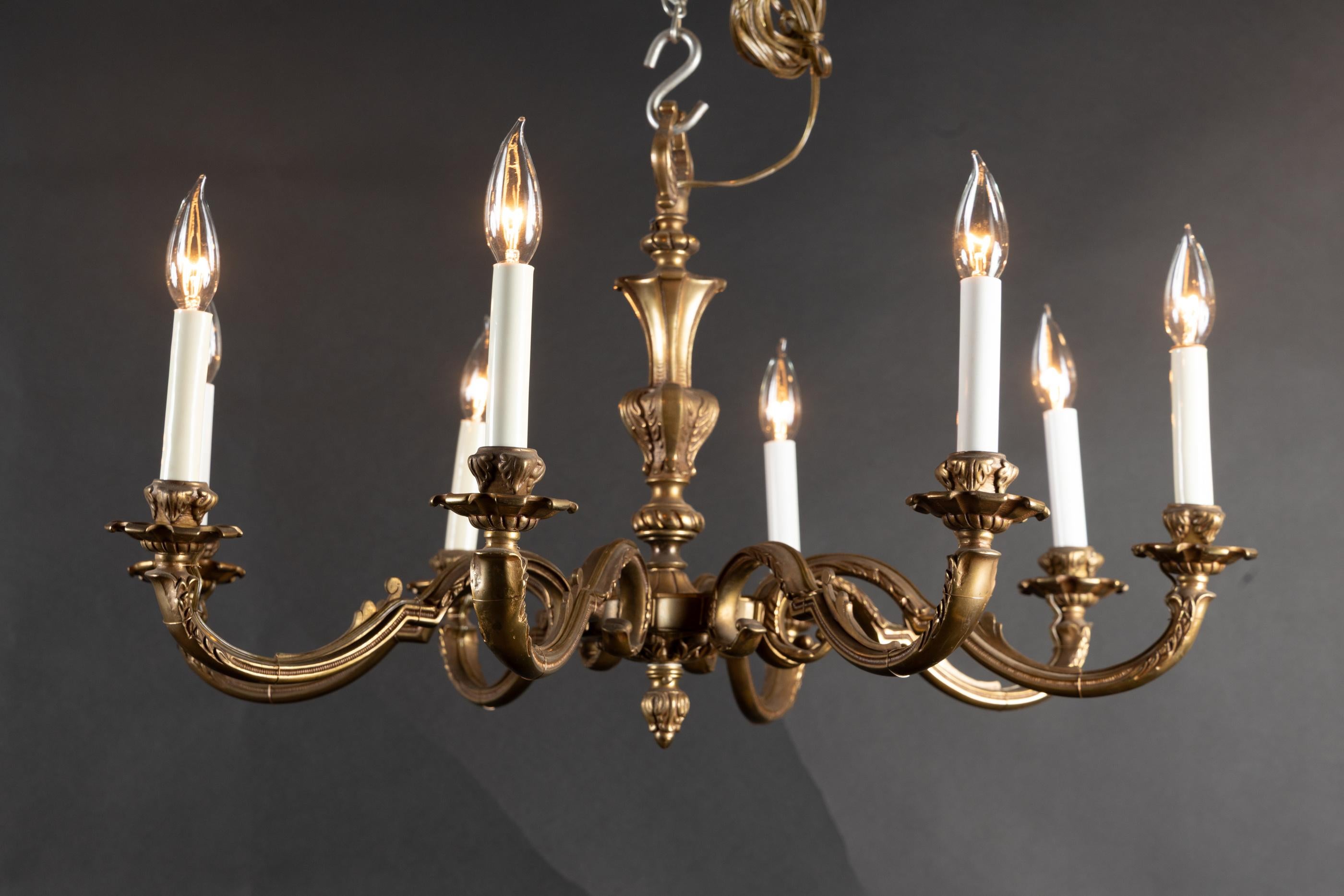 Araña francesa de bronce Luis XVI de finales del siglo XIX, con candelabros y balancines de bronce, con brazos en volutas adornados con hojas de acanto, 8 luces

Cada pieza de nuestra tienda está recableada profesionalmente y en perfecto estado de