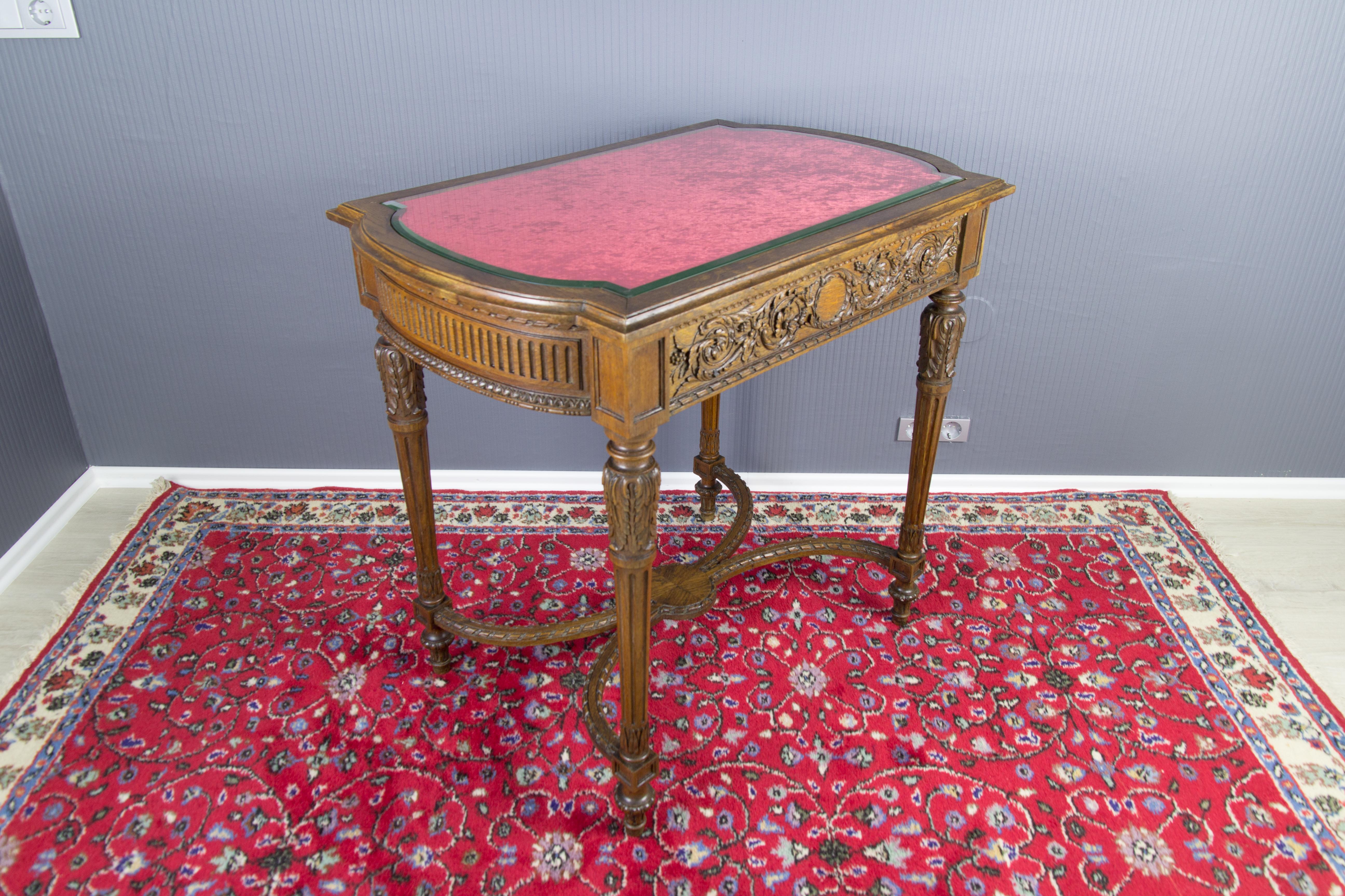 French Late 19th Century Louis XVI Style Walnut and Beveled Glass Center Table In Good Condition For Sale In Barntrup, DE