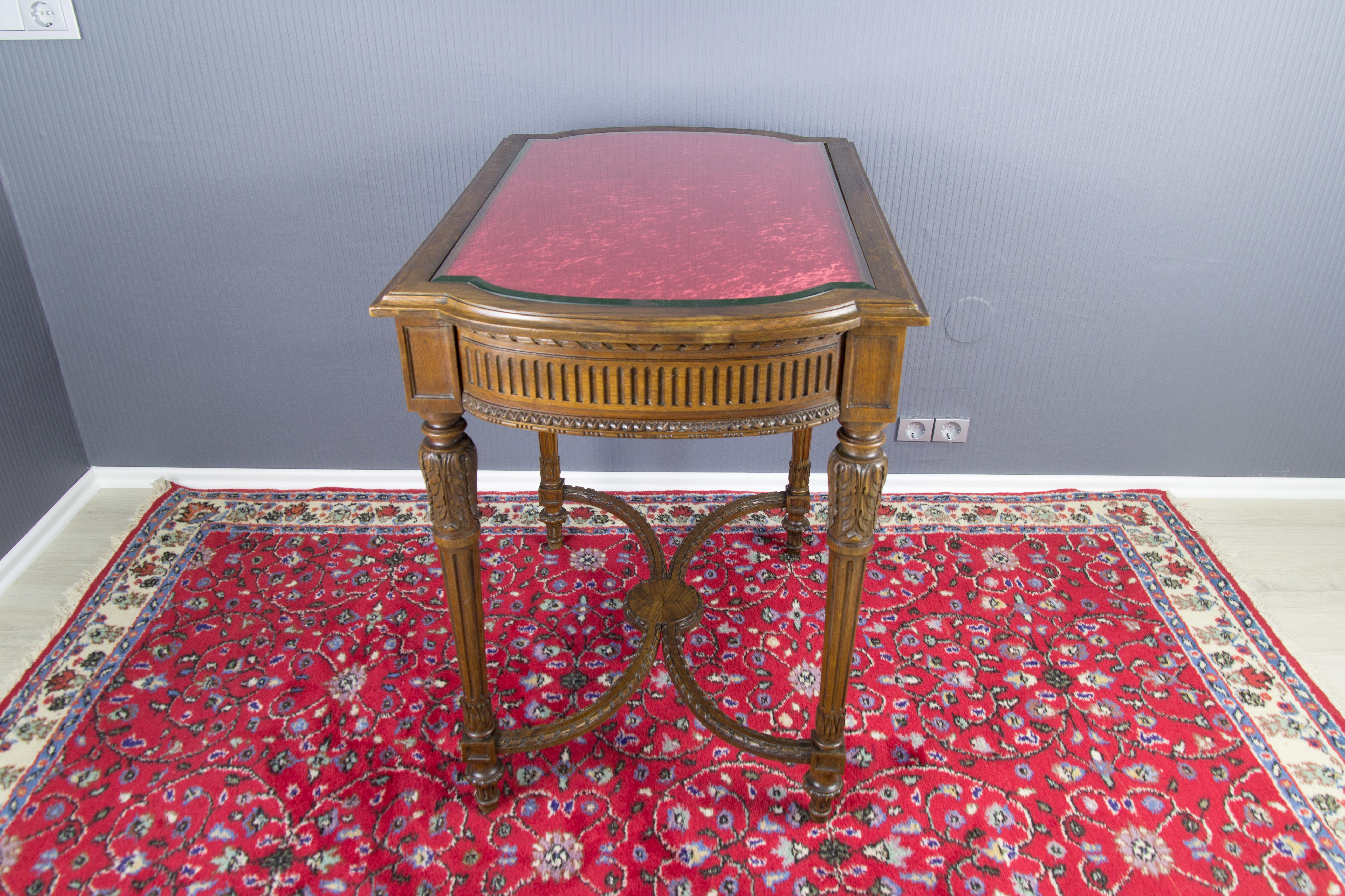 French Late 19th Century Louis XVI Style Walnut and Beveled Glass Center Table For Sale 1
