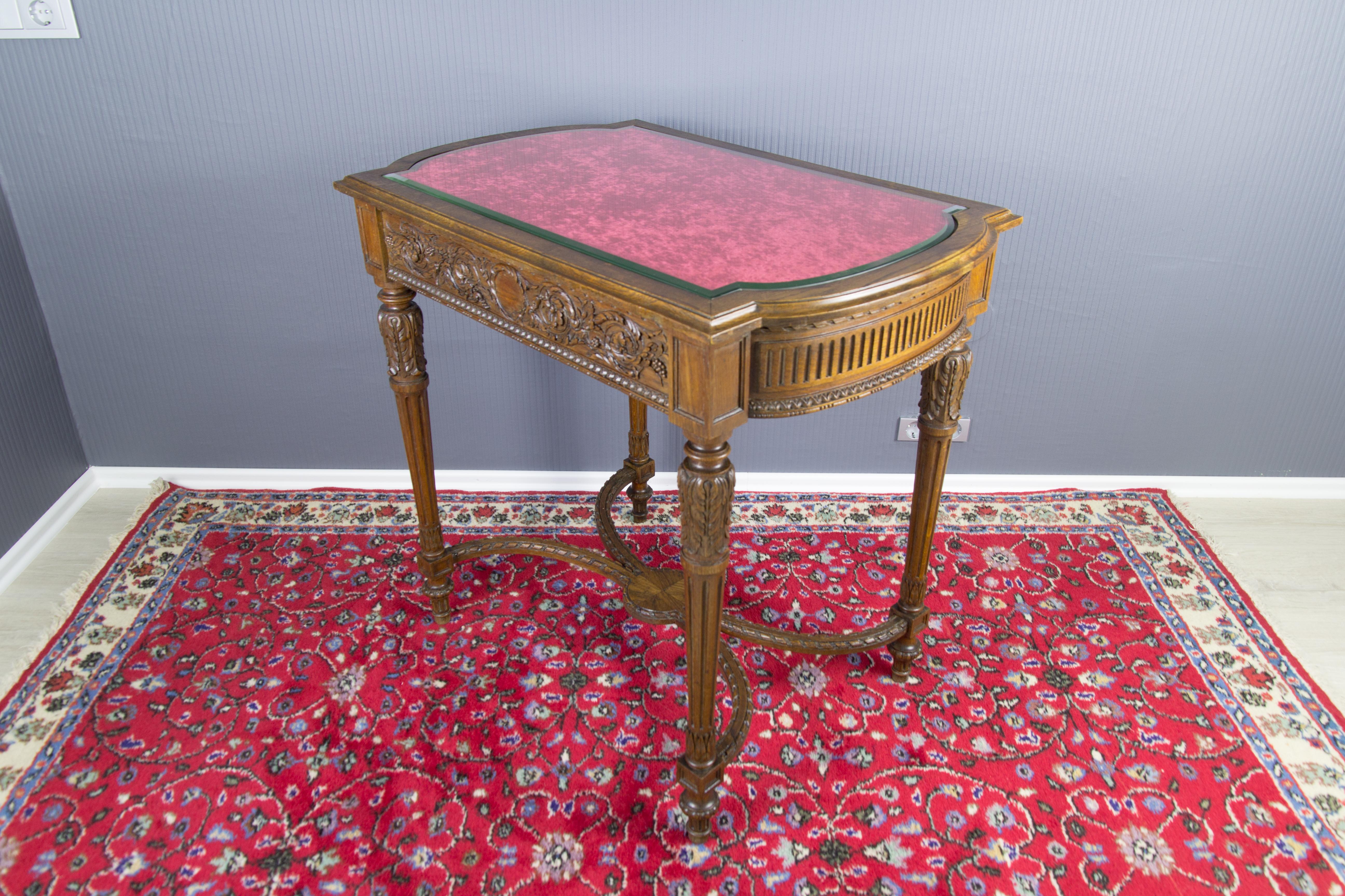 French Late 19th Century Louis XVI Style Walnut and Beveled Glass Center Table For Sale 2