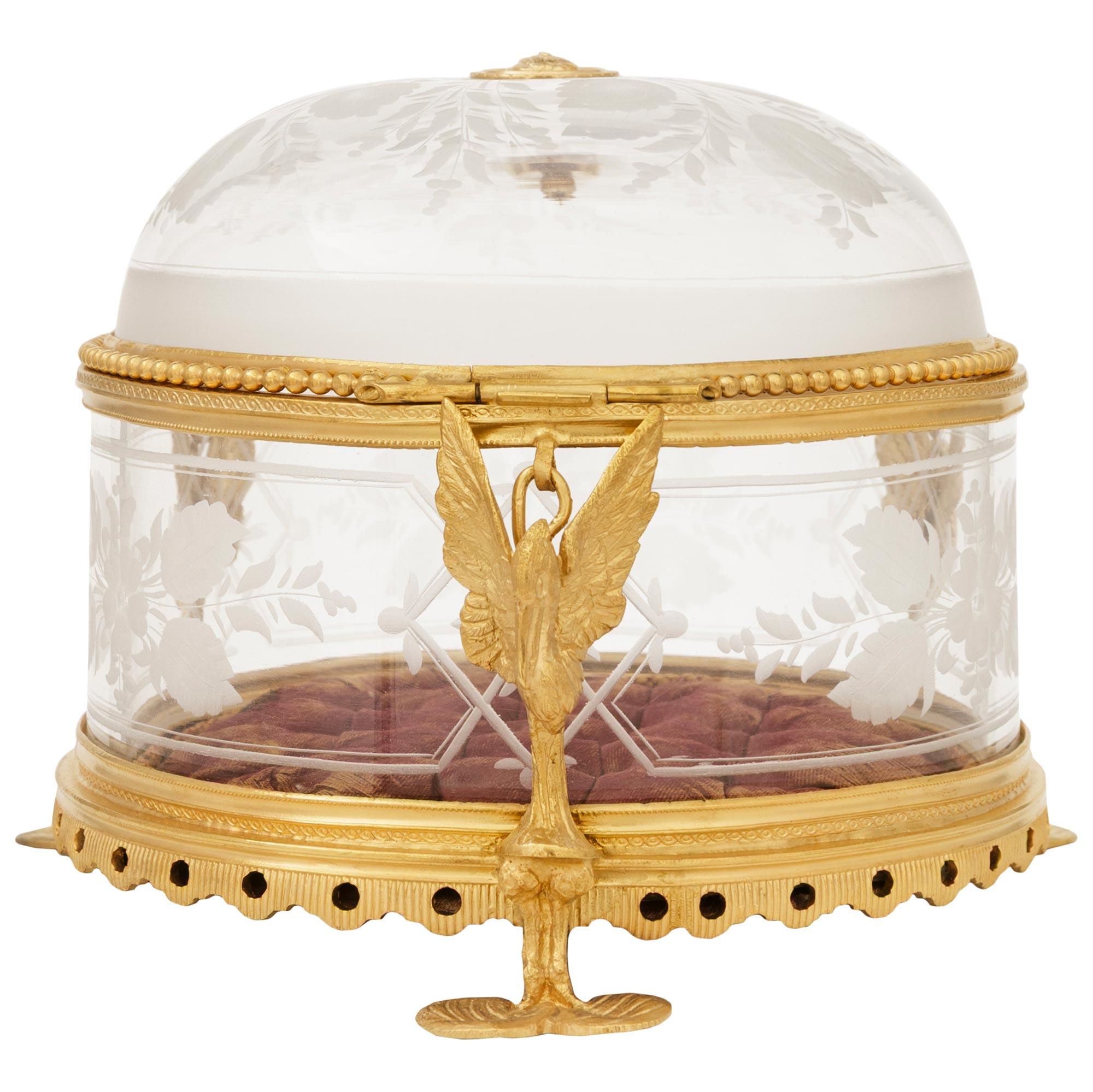 Caja francesa de cristal y ormolu de finales del siglo XIX, estilo Luis XVI en venta 5