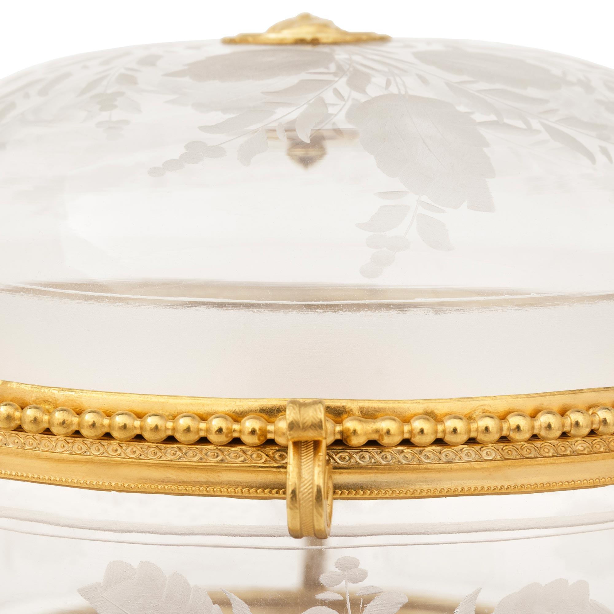 Caja francesa de cristal y ormolu de finales del siglo XIX, estilo Luis XVI Vidrio en venta