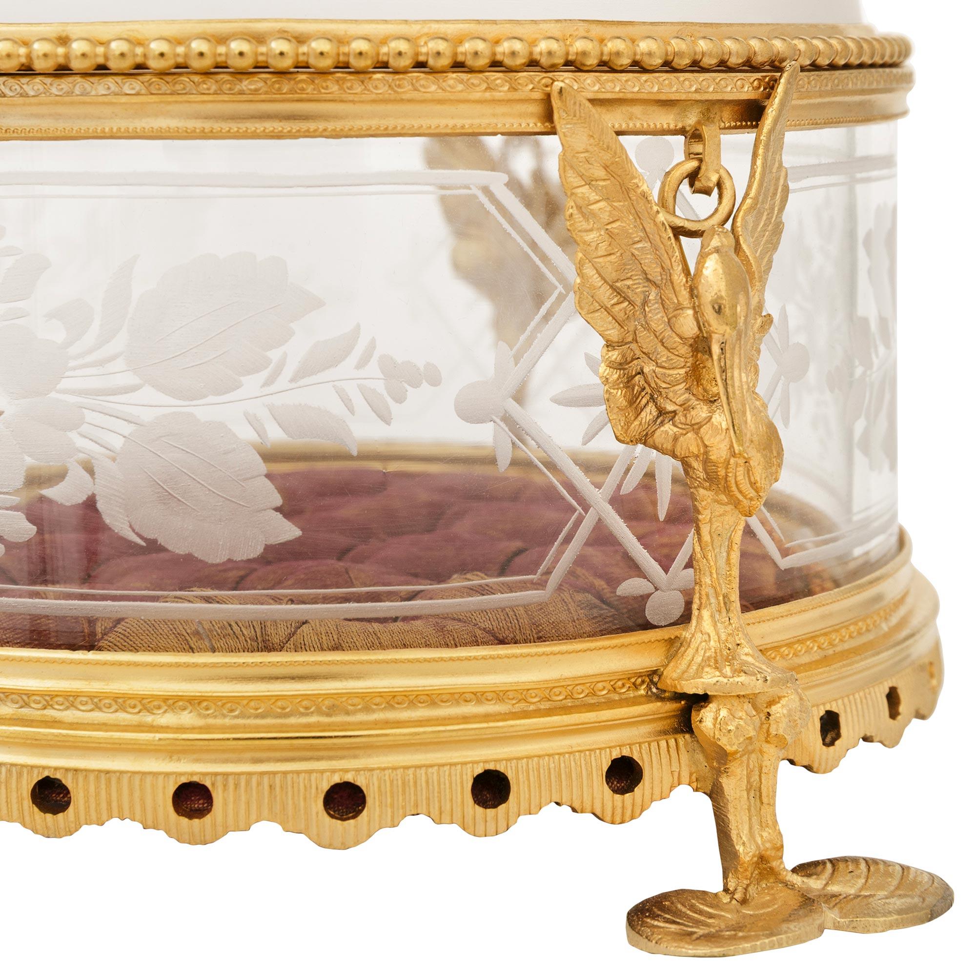 Caja francesa de cristal y ormolu de finales del siglo XIX, estilo Luis XVI en venta 1