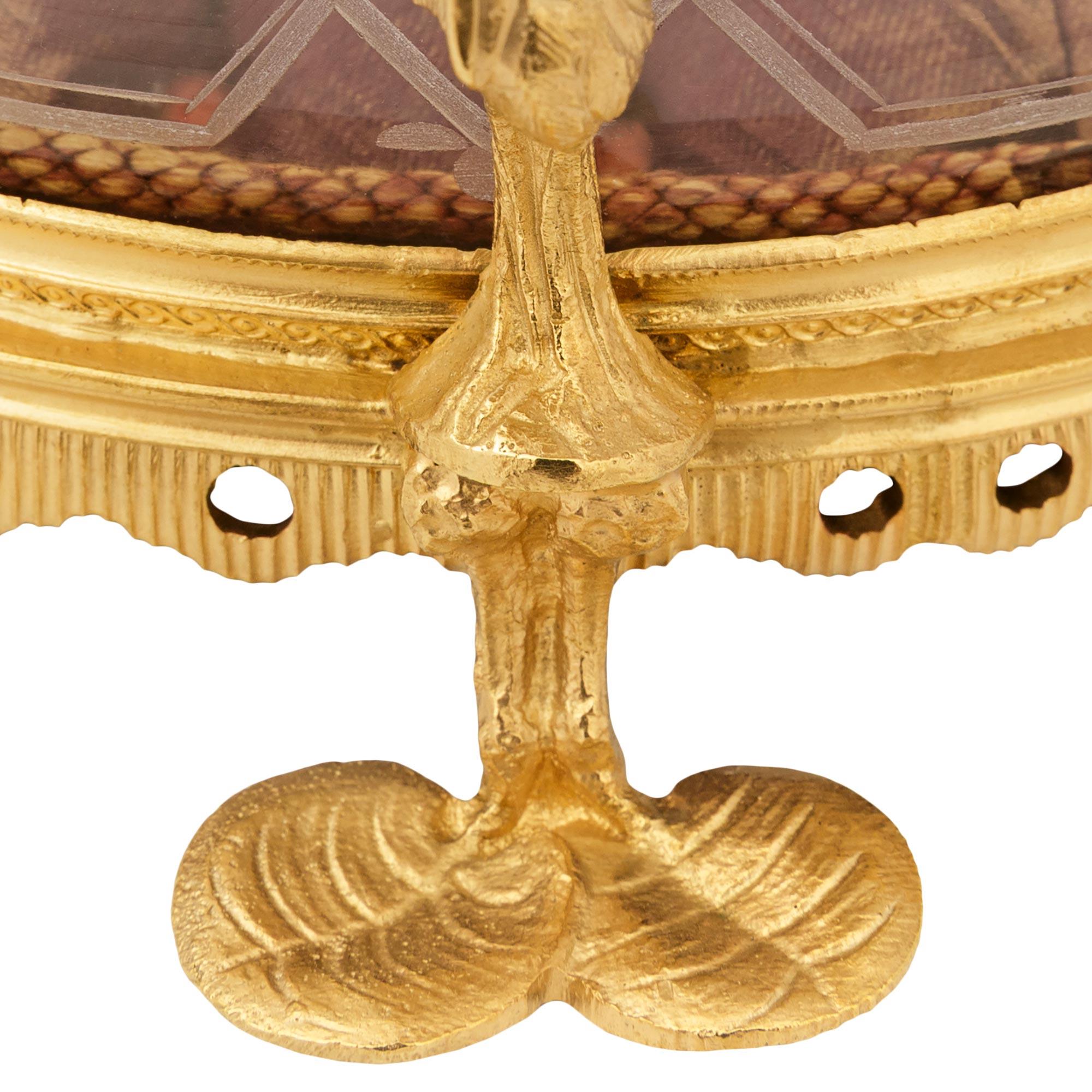 Caja francesa de cristal y ormolu de finales del siglo XIX, estilo Luis XVI en venta 2