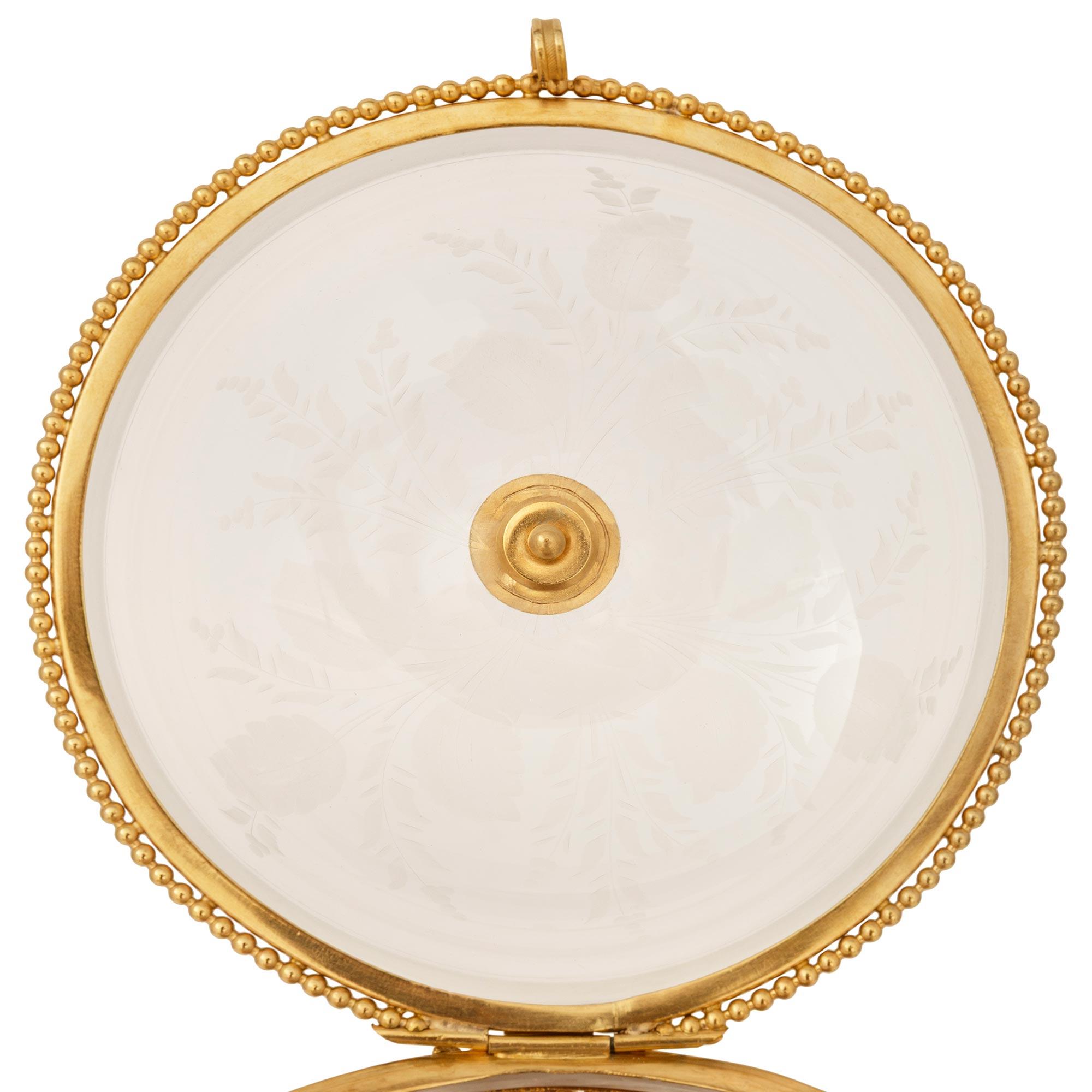 Caja francesa de cristal y ormolu de finales del siglo XIX, estilo Luis XVI en venta 3