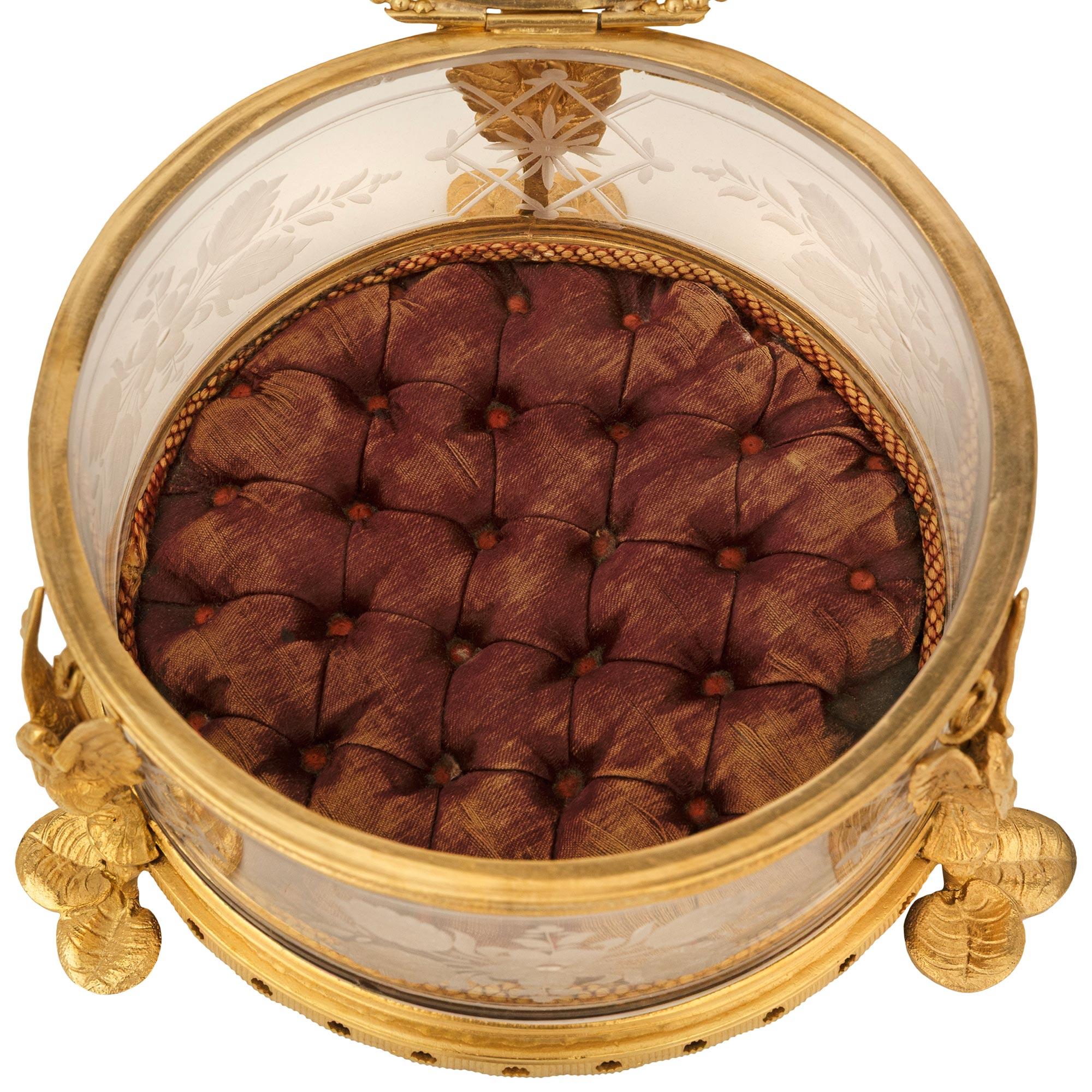 Caja francesa de cristal y ormolu de finales del siglo XIX, estilo Luis XVI en venta 4