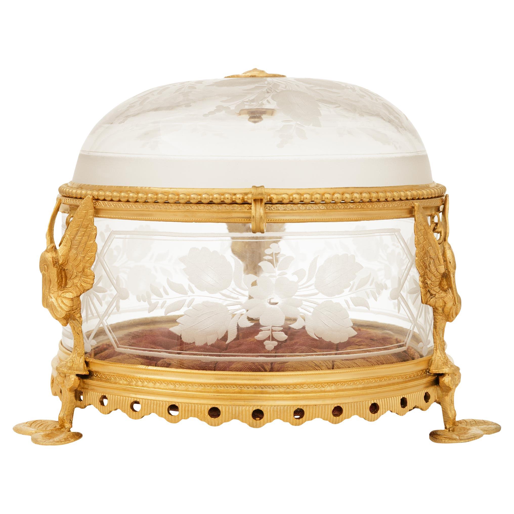 Caja francesa de cristal y ormolu de finales del siglo XIX, estilo Luis XVI