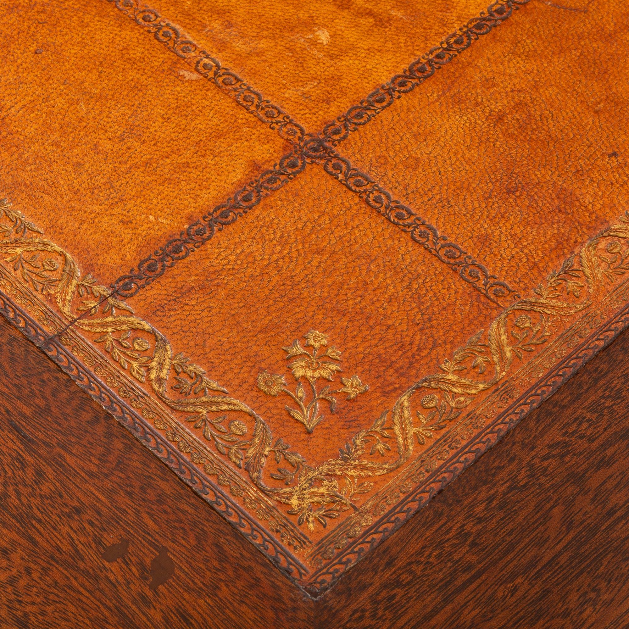 Table centrale de bibliothèque en acajou et cuir de style Louis XVI de la fin du XIXe siècle en vente 2