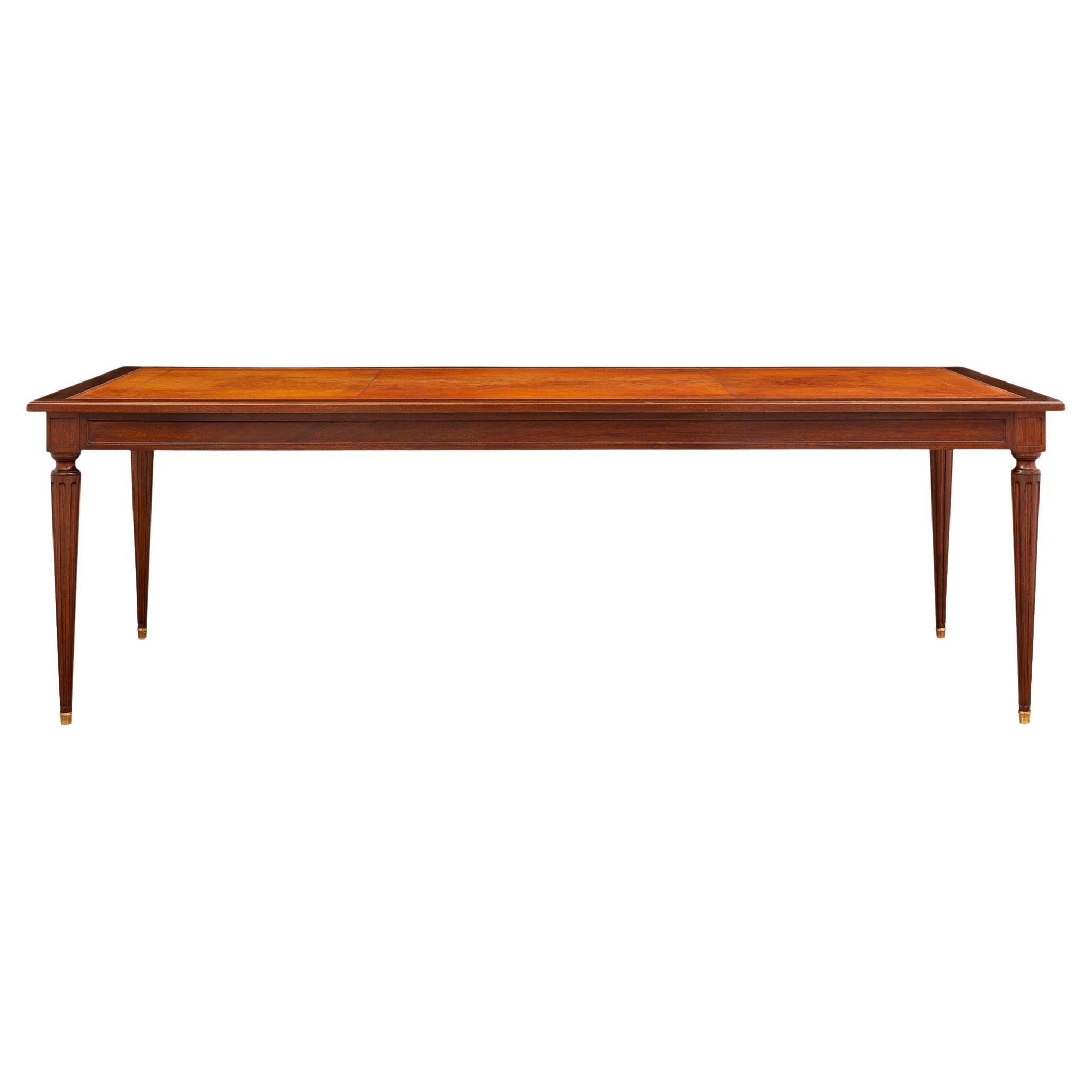 Table centrale de bibliothèque en acajou et cuir de style Louis XVI de la fin du XIXe siècle en vente